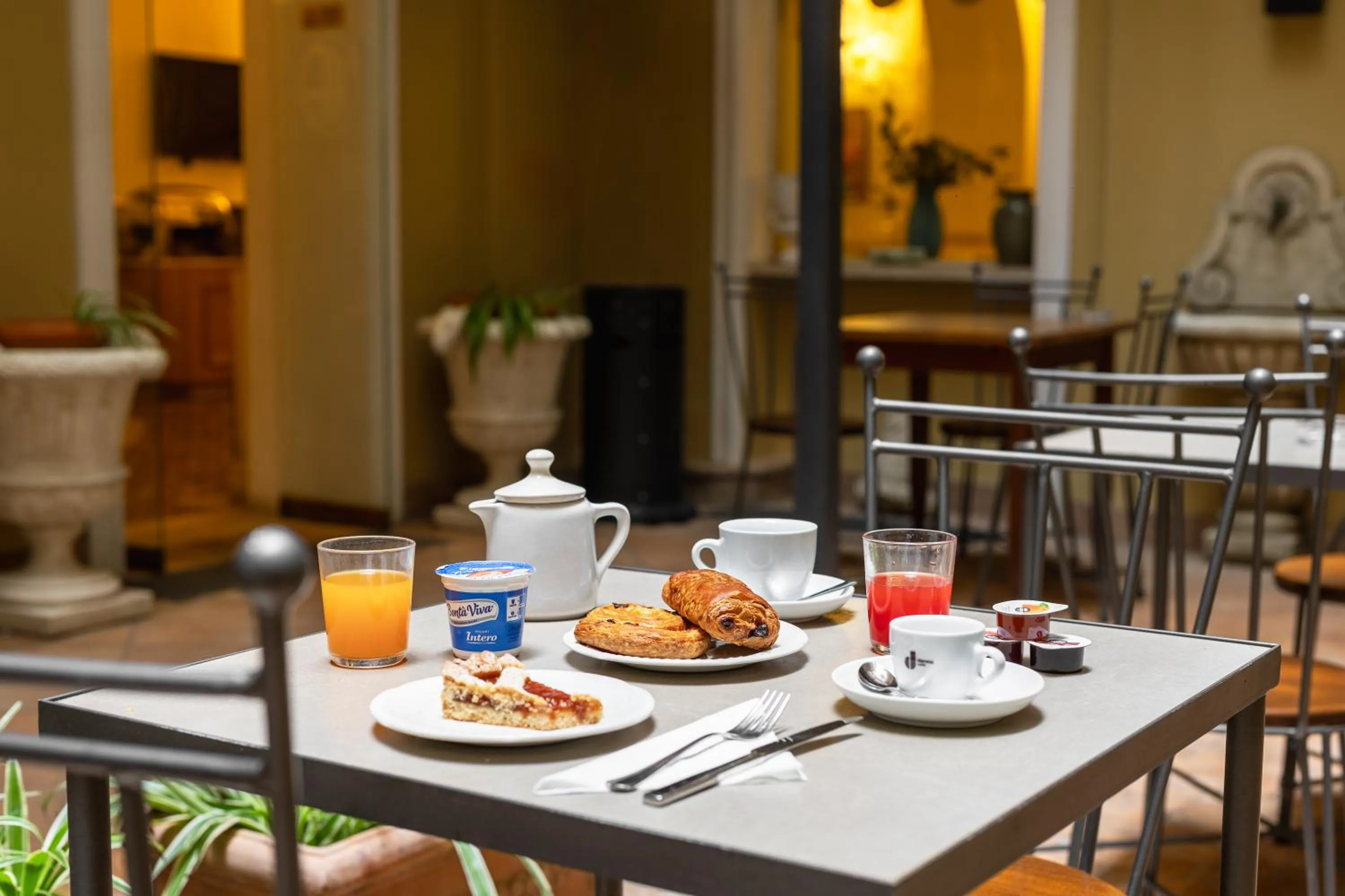 Restaurant/places to eat in Hotel Flavia