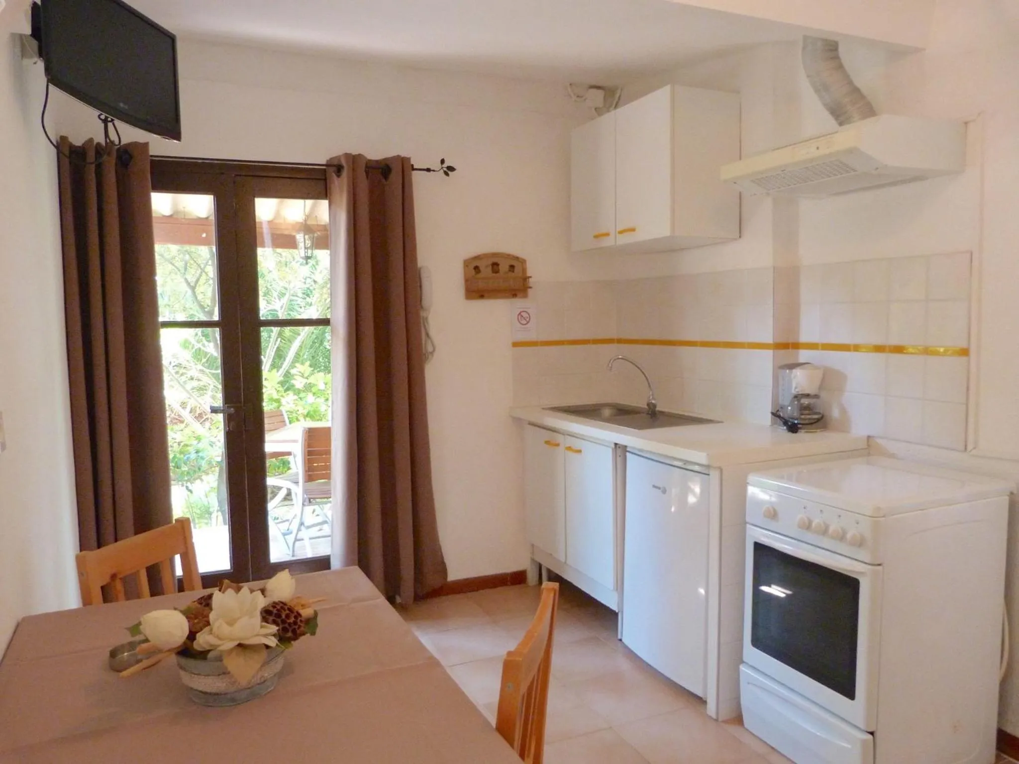 Kitchen or kitchenette in Bungalows Du Maquis