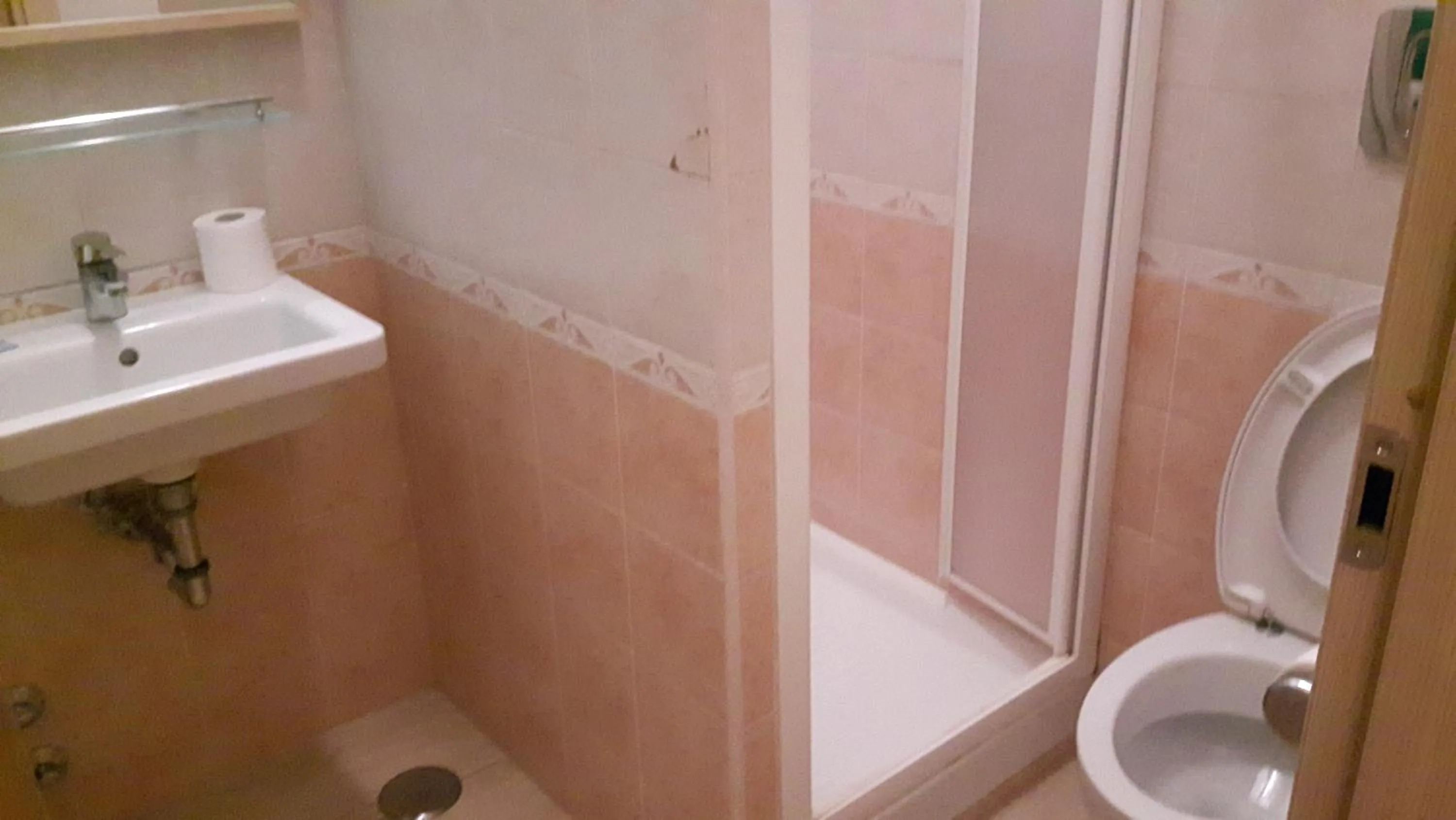 Shower in Palma Residences In Rome