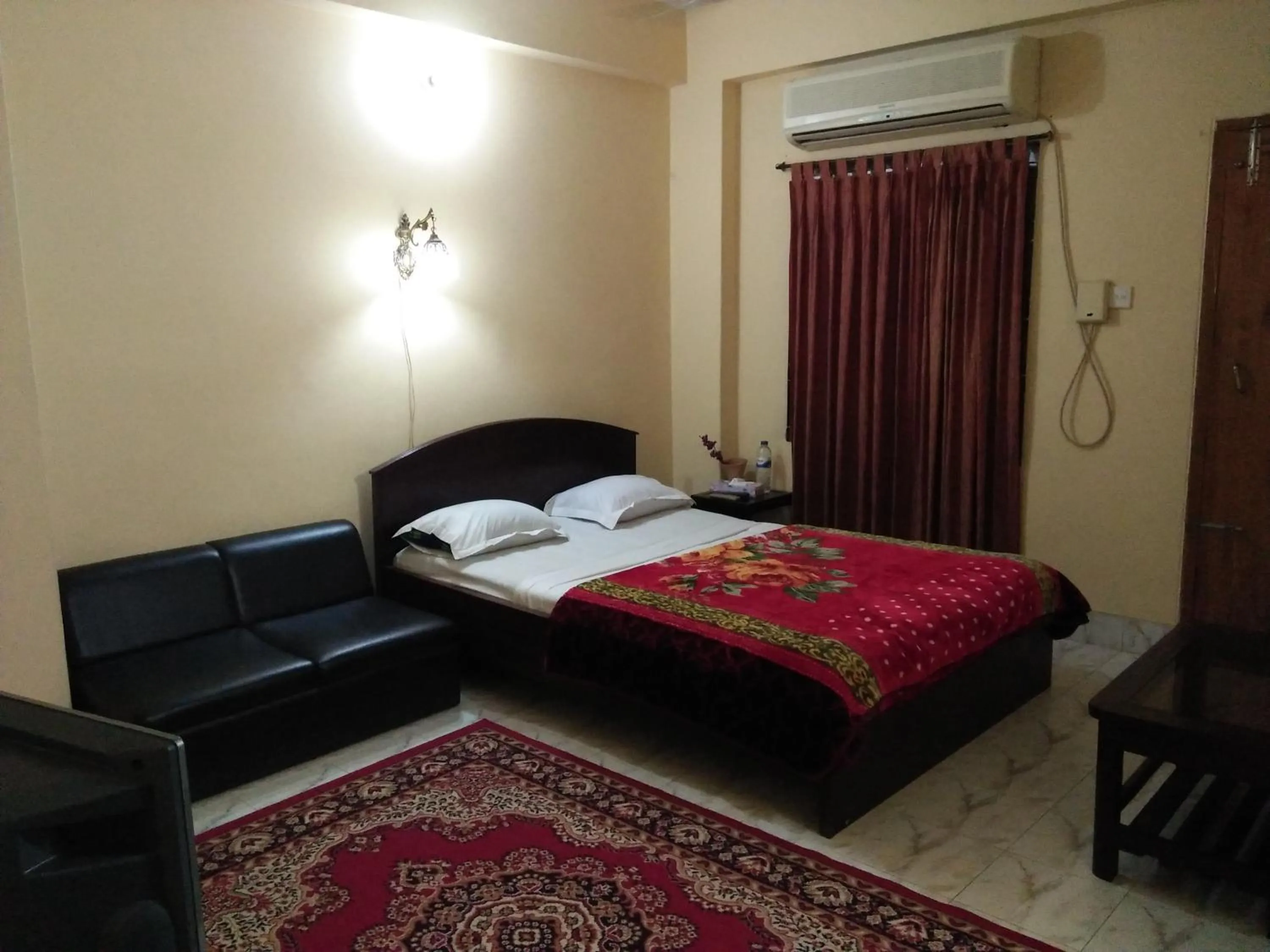 Bed in Hotel Plaza