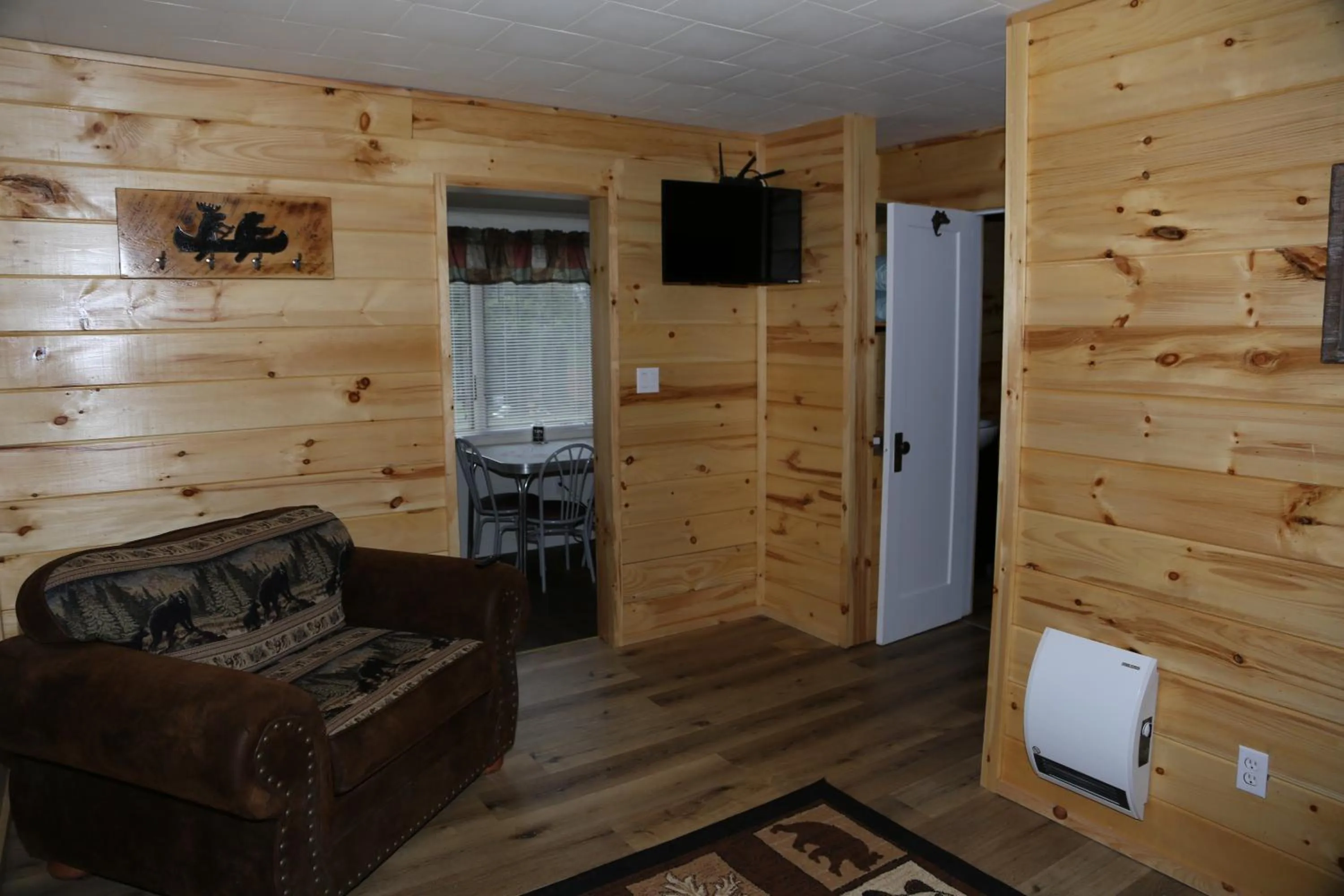 Living room in Rowe's Adirondack Cabins of Schroon Lake