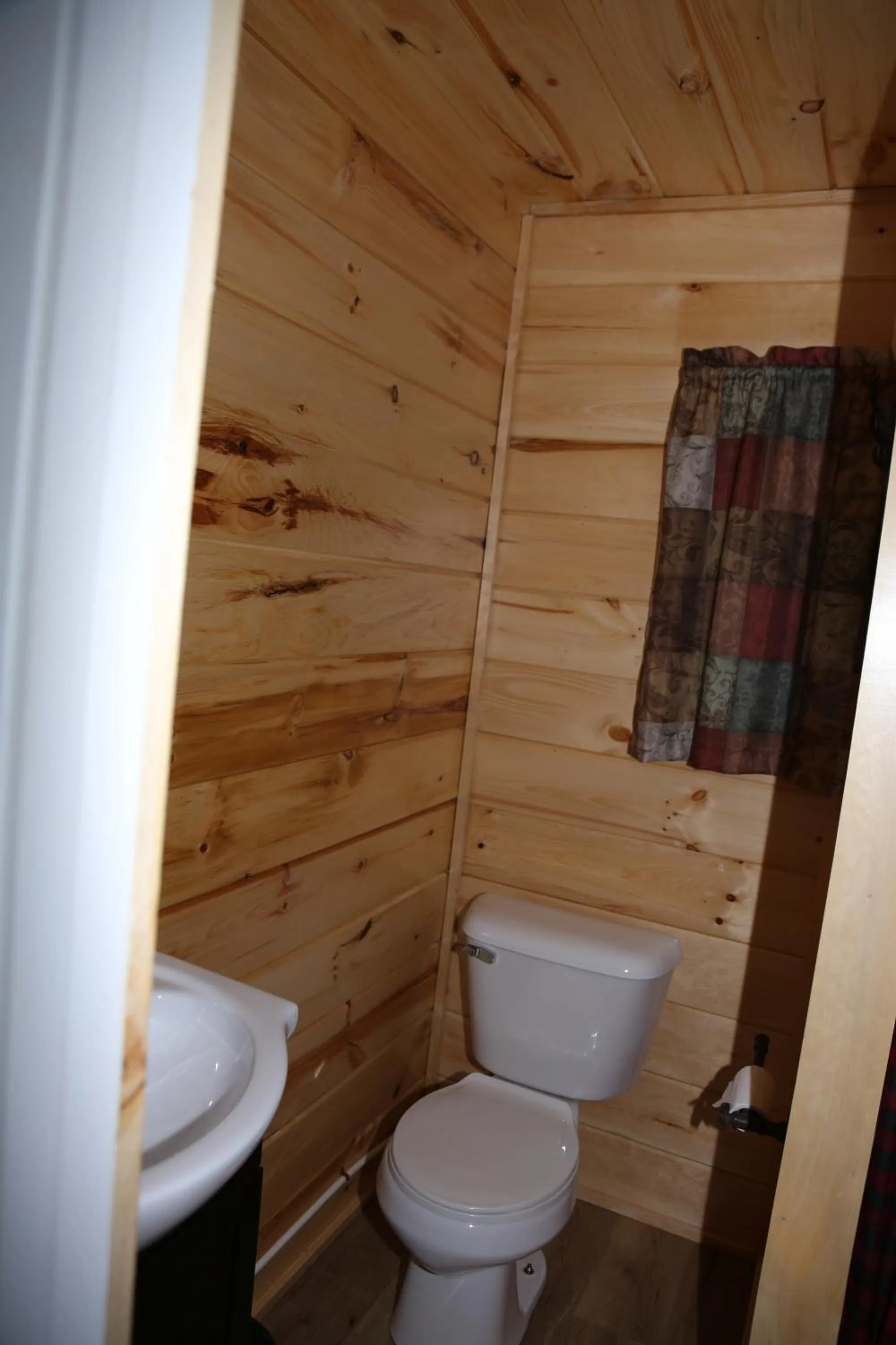 Toilet in Rowe's Adirondack Cabins of Schroon Lake