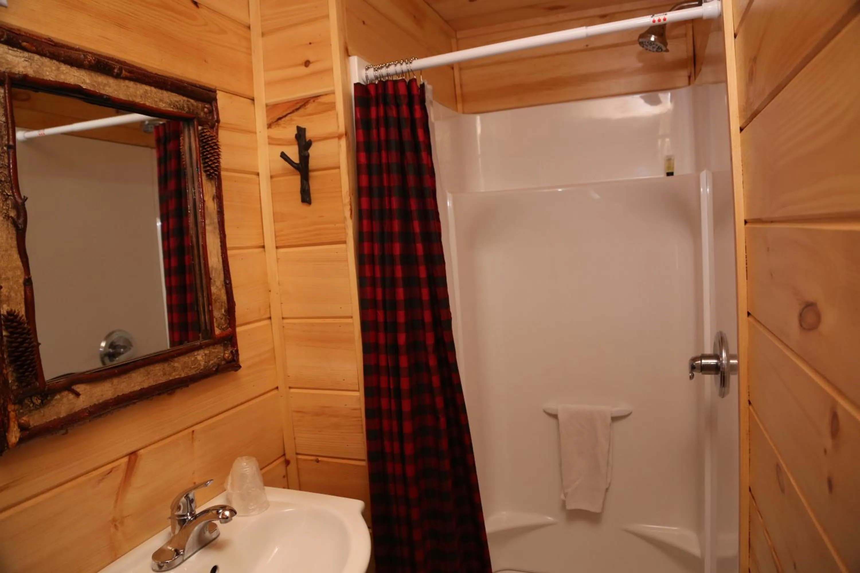 Bathroom in Rowe's Adirondack Cabins of Schroon Lake