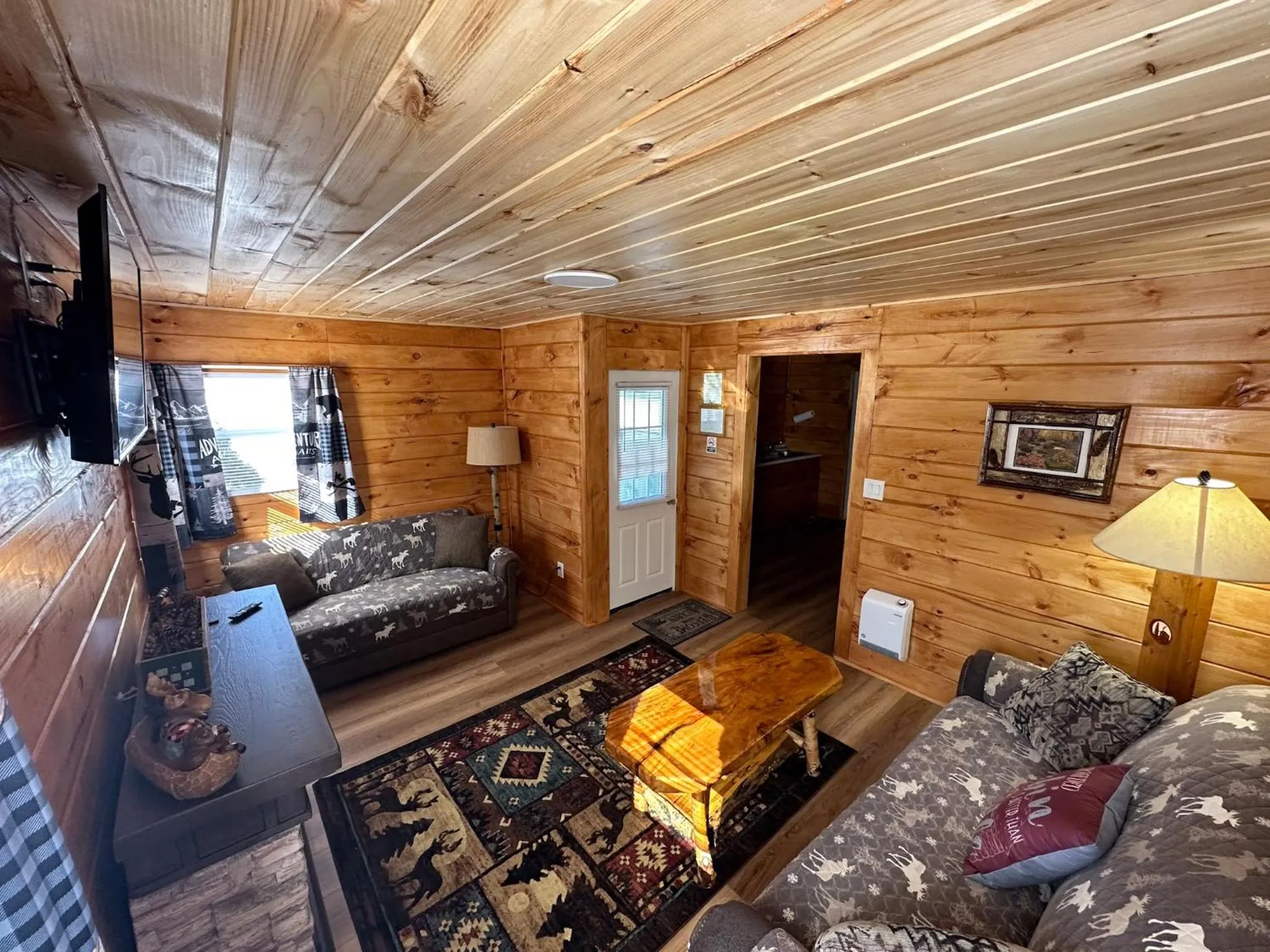 Photo of the whole room, Bed in Rowe's Adirondack Cabins of Schroon Lake