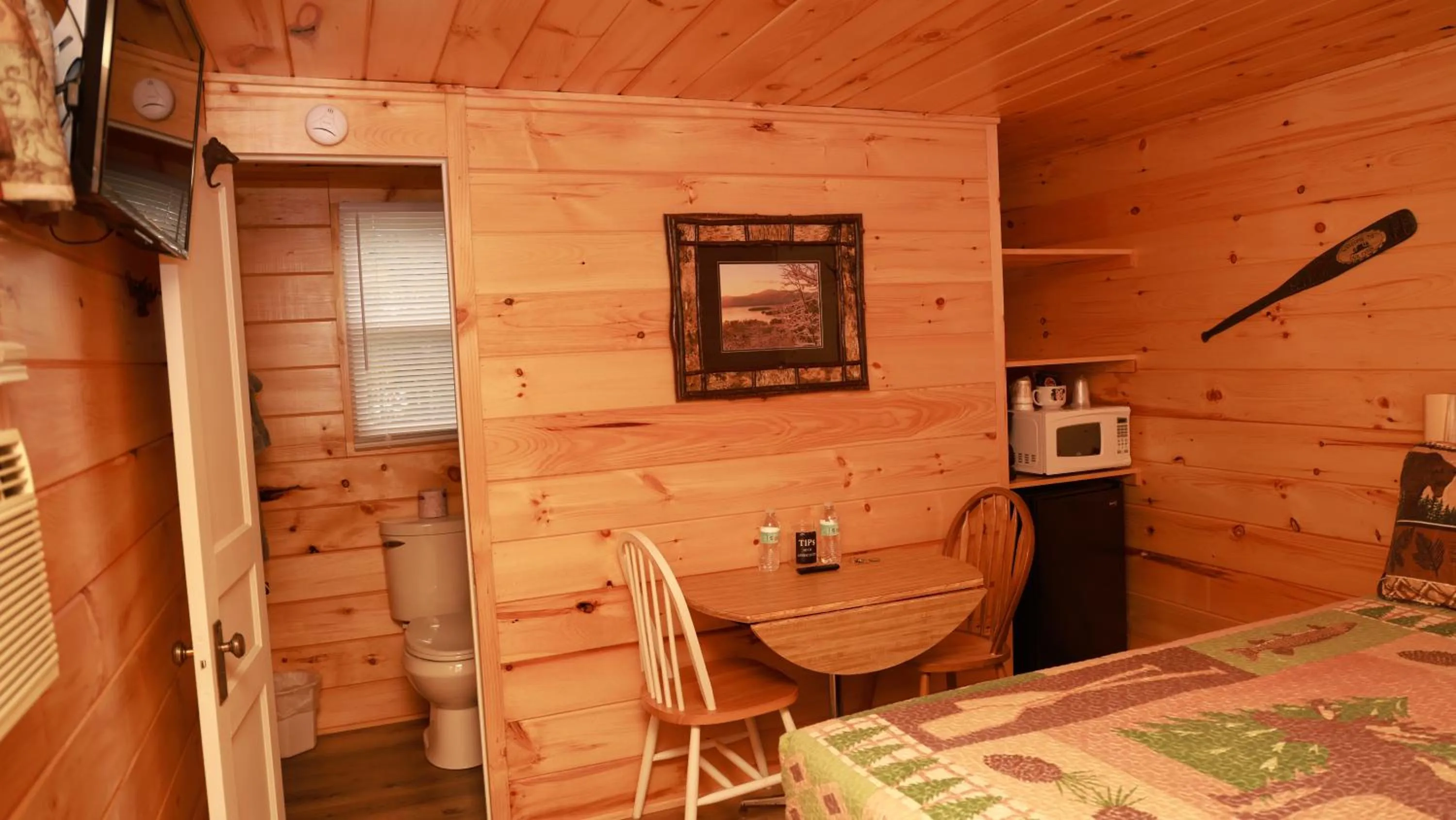 Kitchen or kitchenette, Bed in Rowe's Adirondack Cabins of Schroon Lake