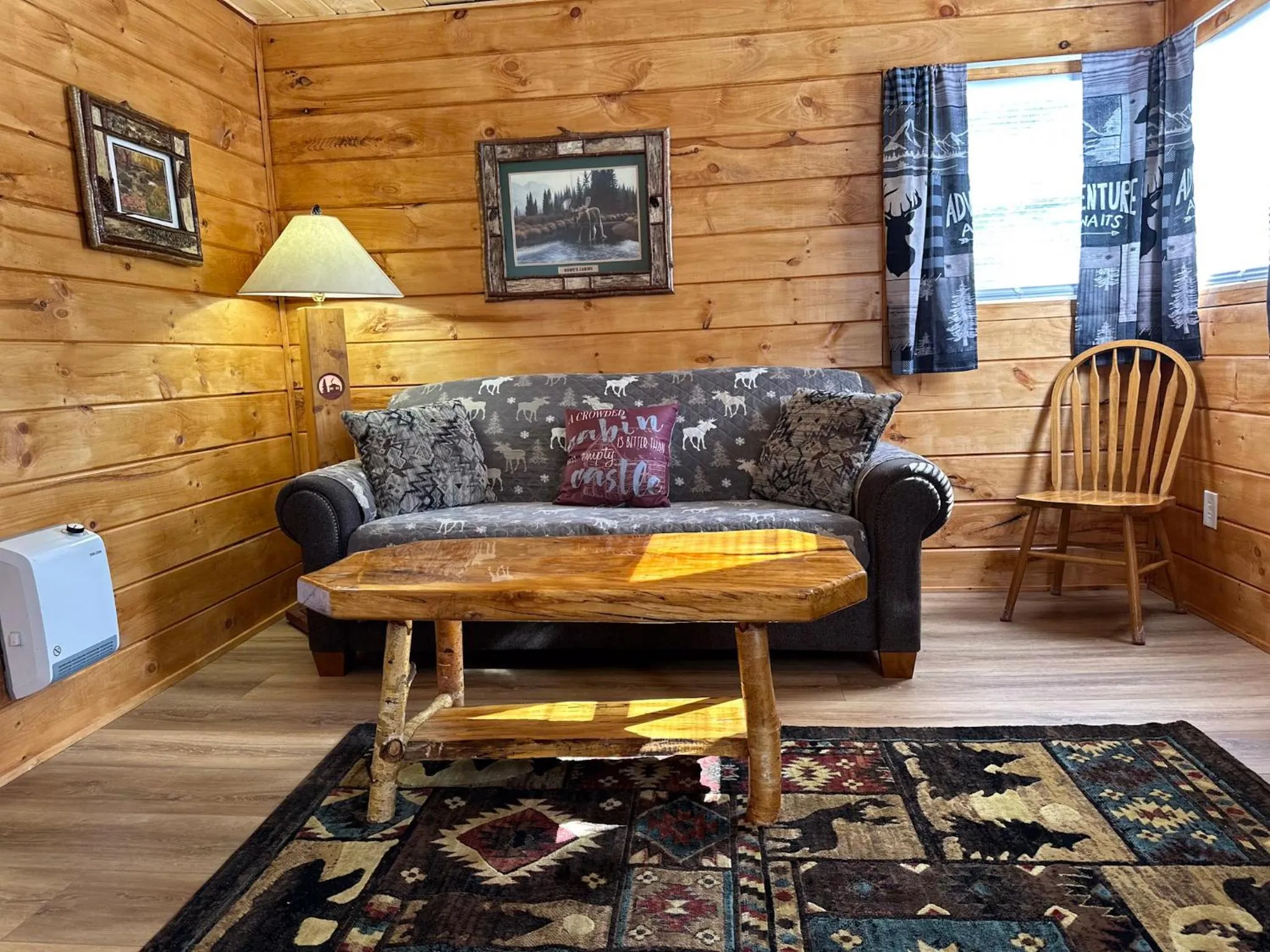 Living room in Rowe's Adirondack Cabins of Schroon Lake