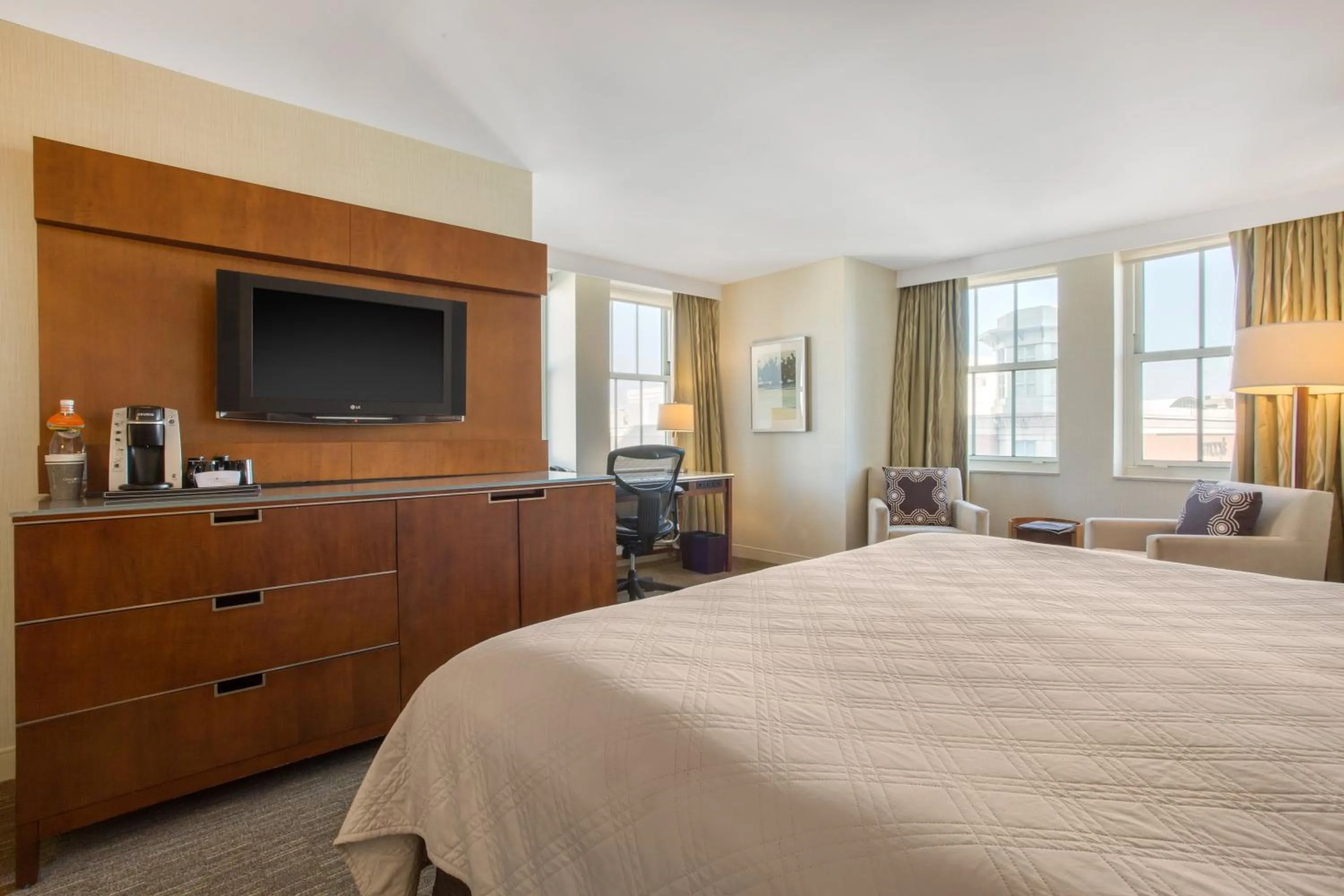 Bedroom, Bed in Omni Providence