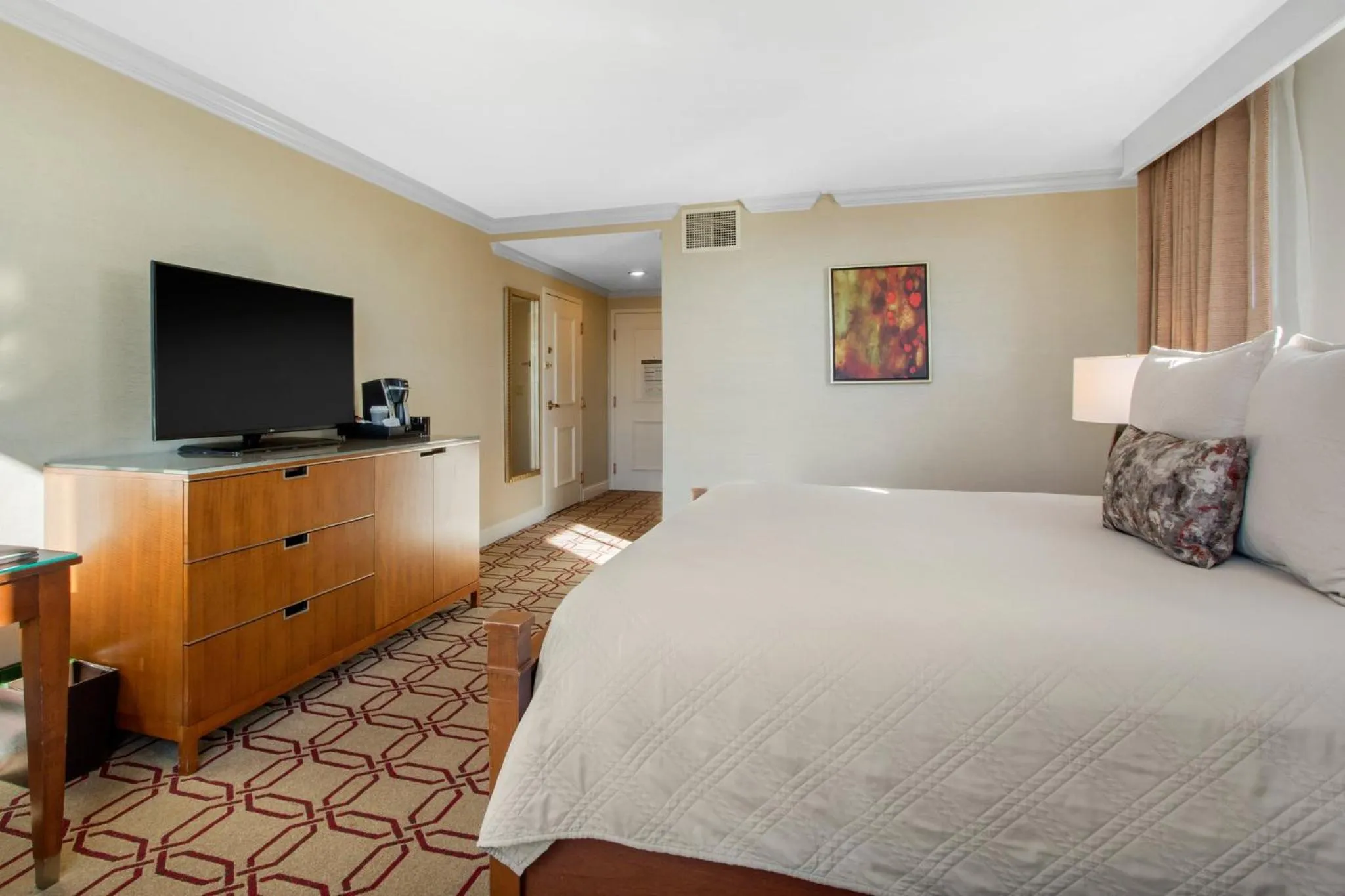 Photo of the whole room, Bed in Omni Providence