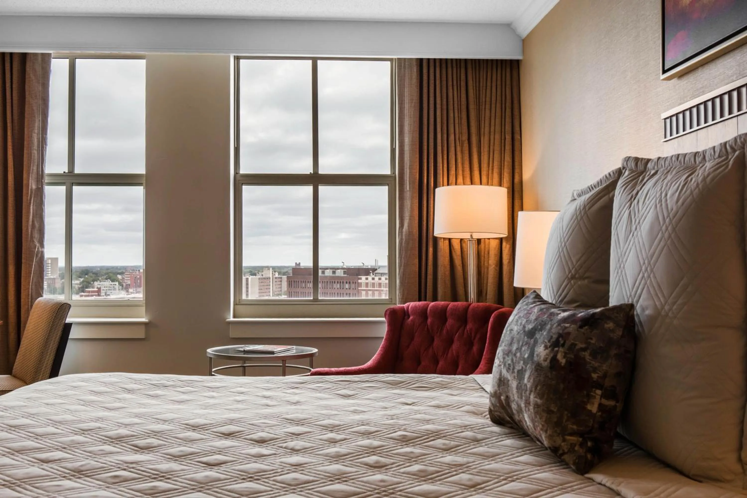 Photo of the whole room, Bed in Omni Providence