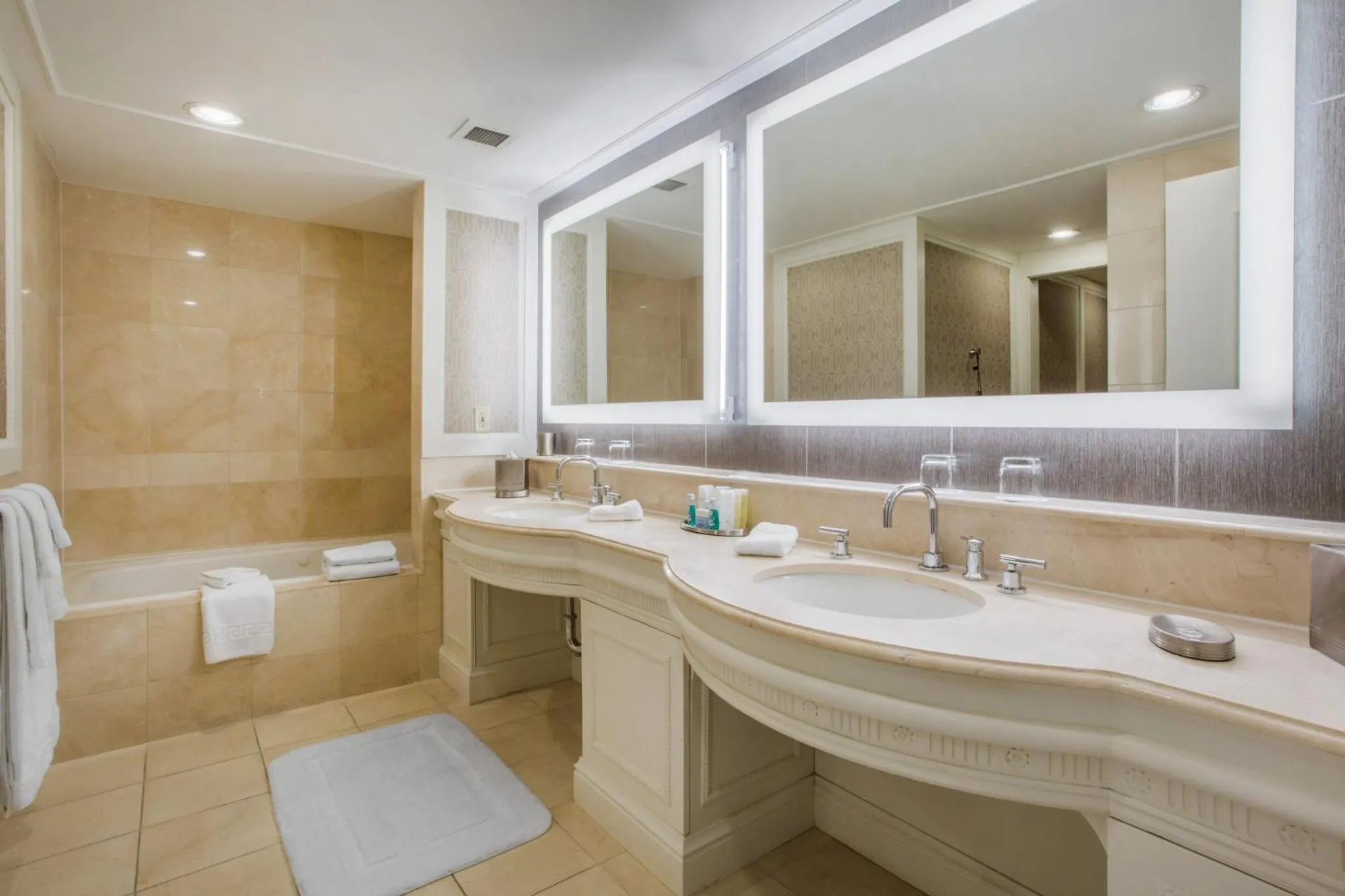 Photo of the whole room in Omni Providence