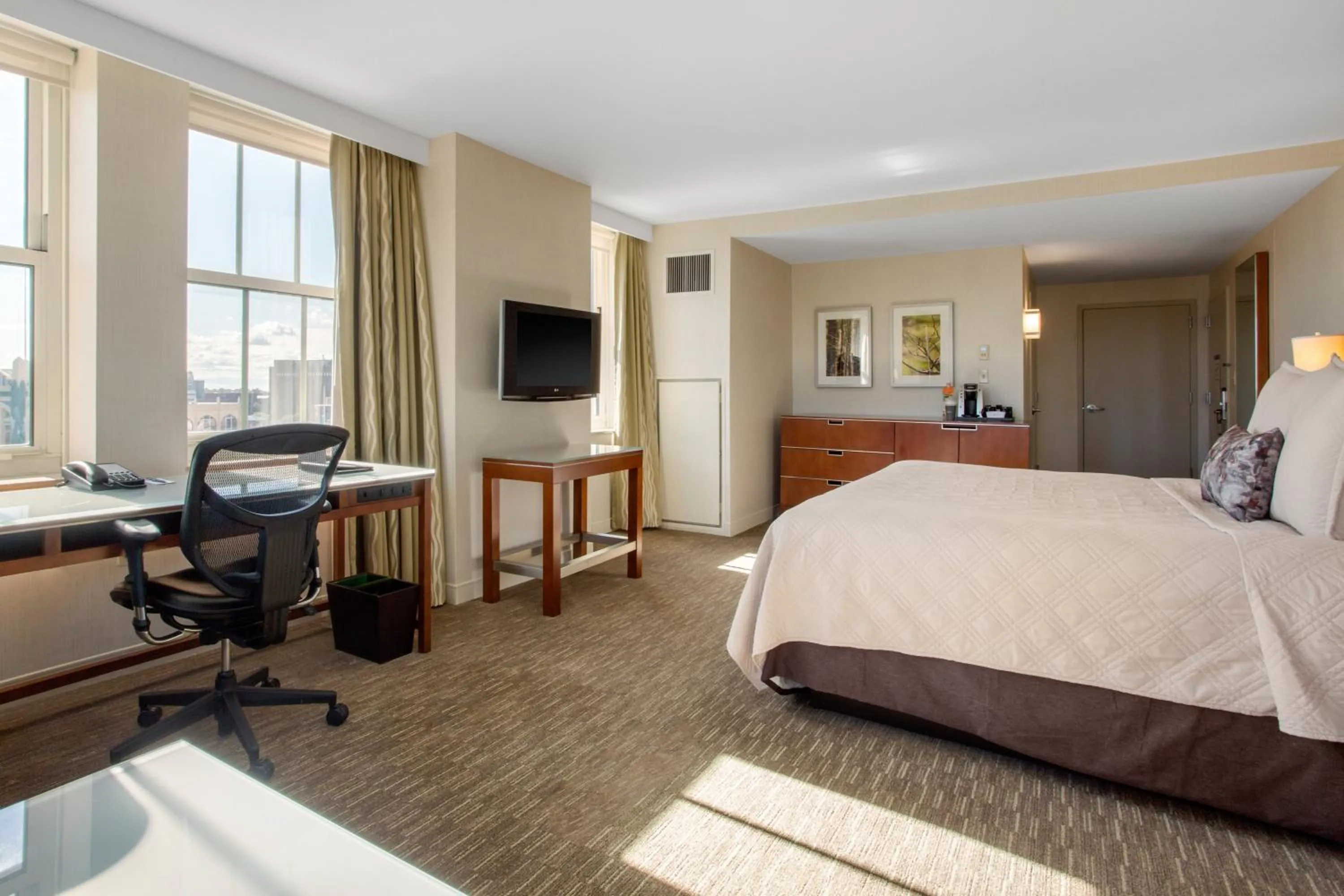 Photo of the whole room, Bed in Omni Providence