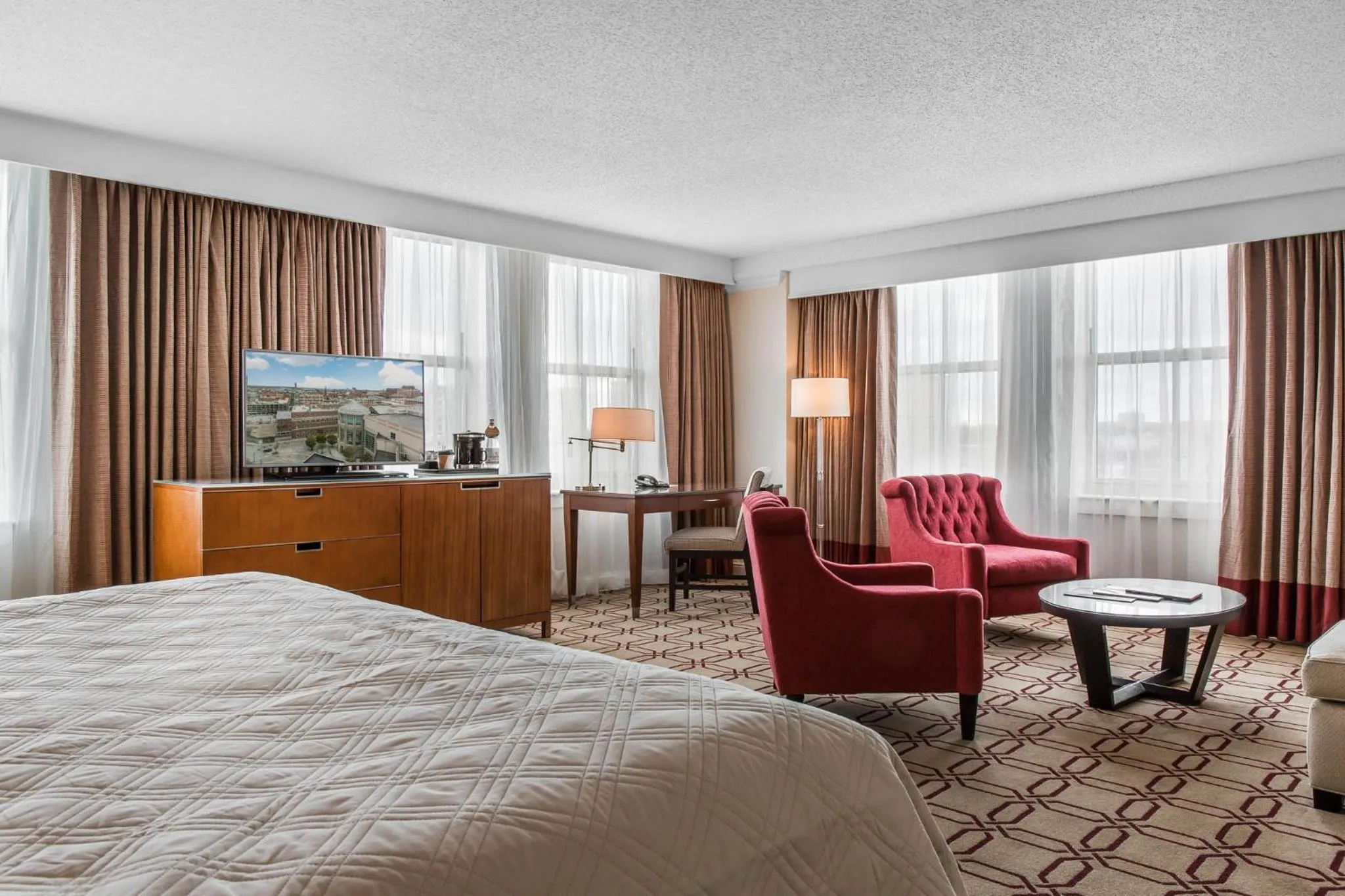 Photo of the whole room, Bed in Omni Providence
