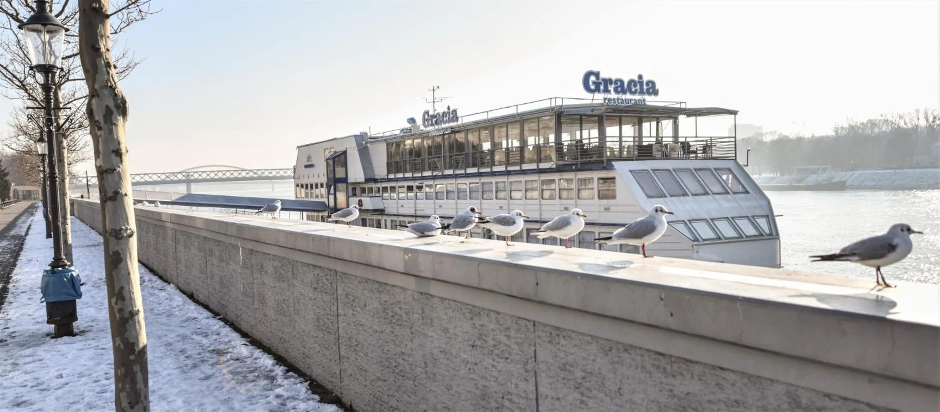 Facade/entrance in Botel Gracia