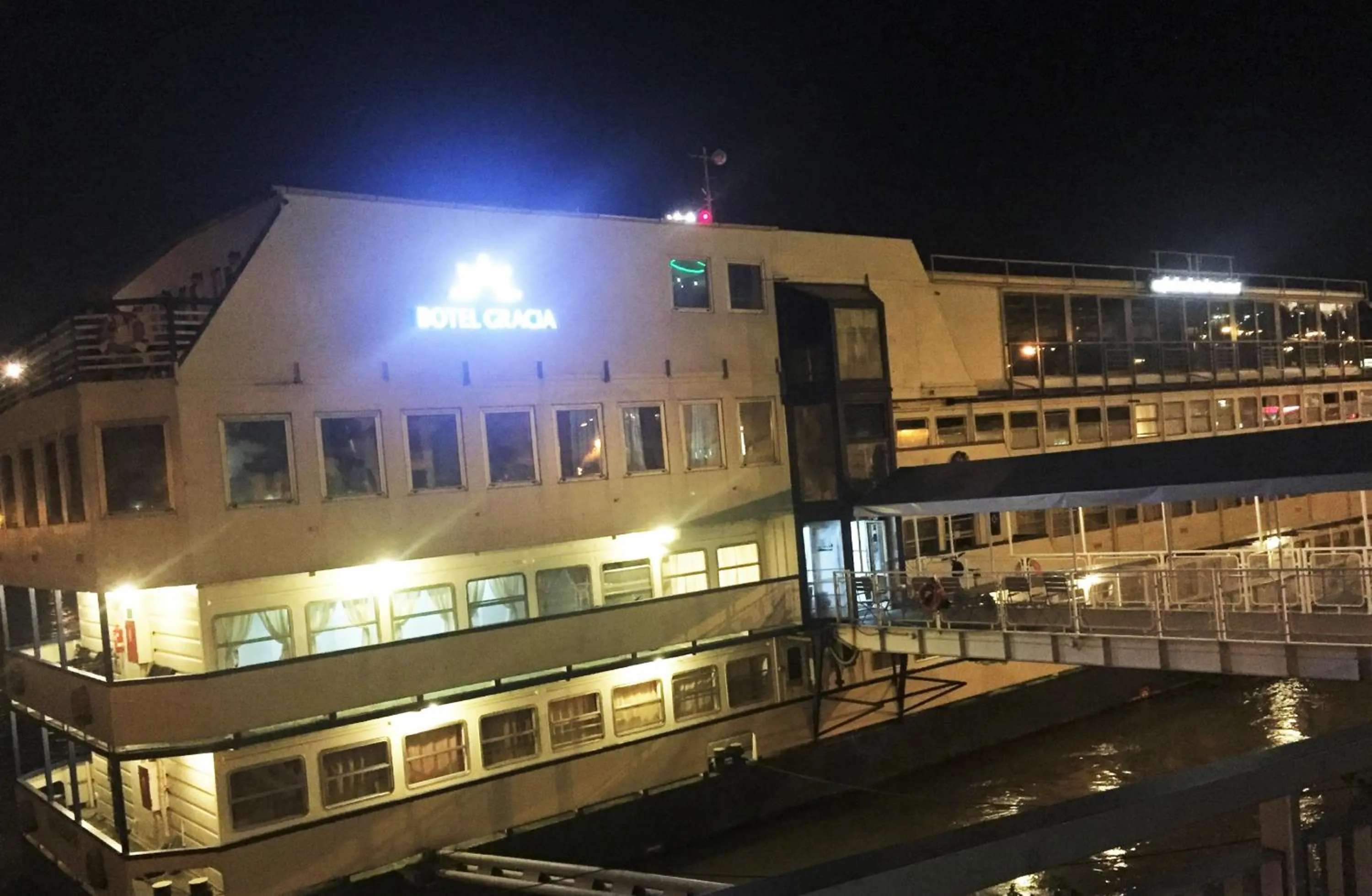 Facade/entrance in Botel Gracia