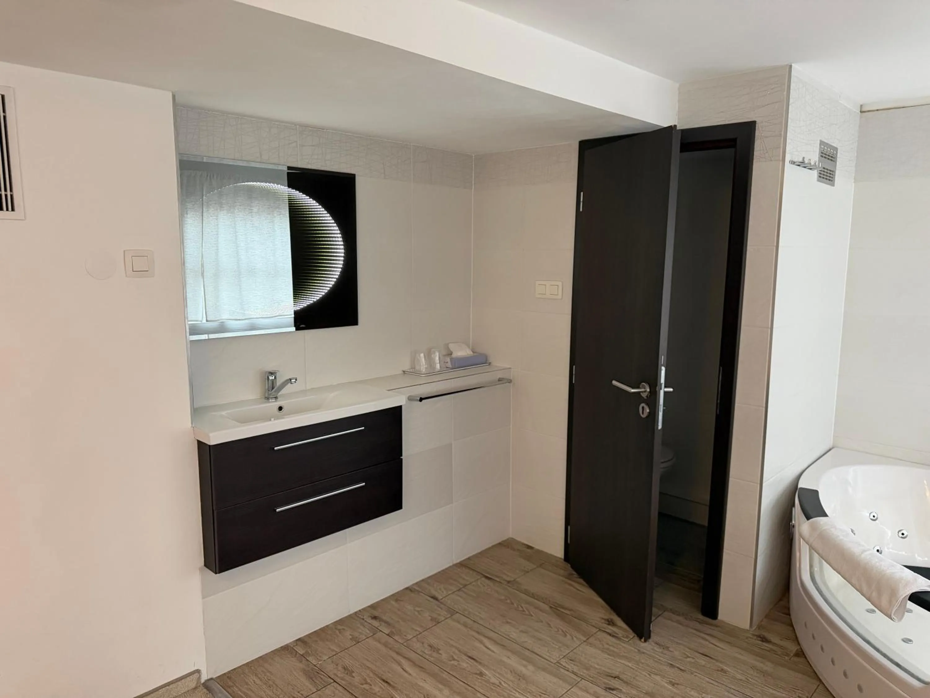 Bathroom, Bed in Botel Gracia