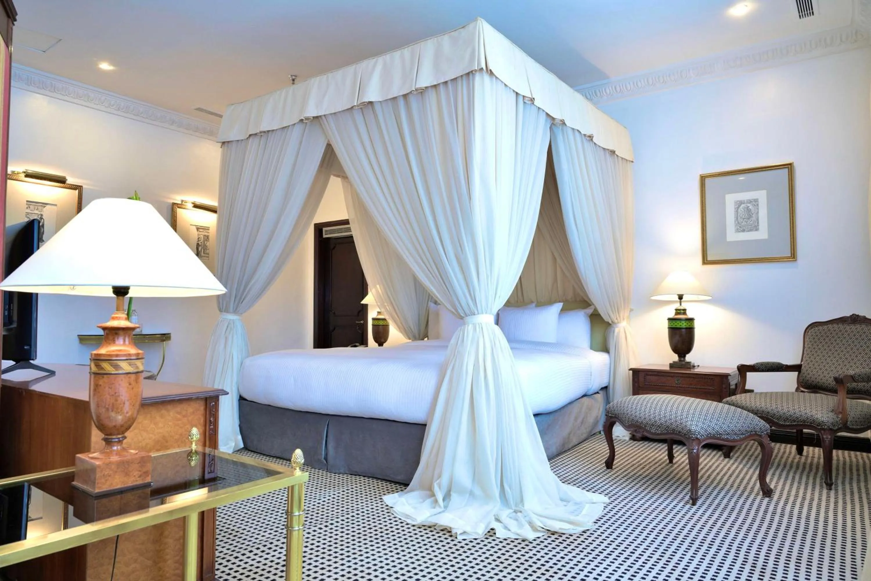 Photo of the whole room, Bed in Meliá Caracas