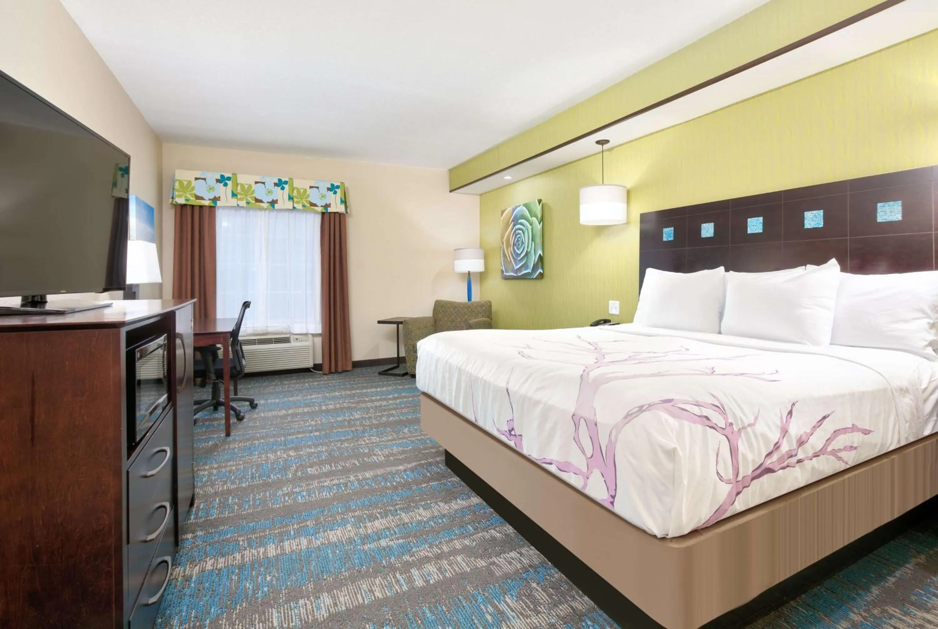 Photo of the whole room, Bed in La Quinta by Wyndham Dallas Grand Prairie South