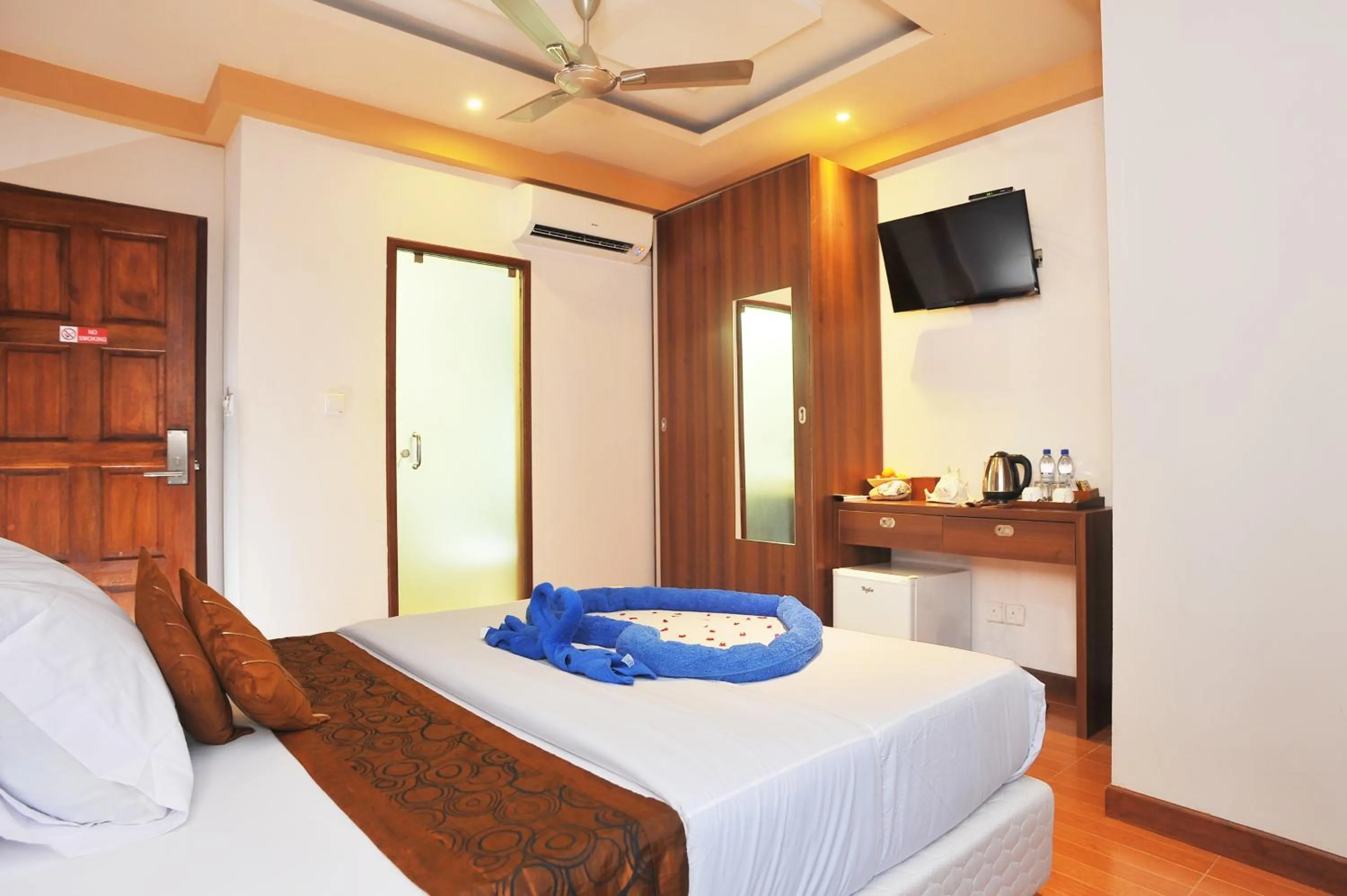 Bed in Turquoise Residence by UI