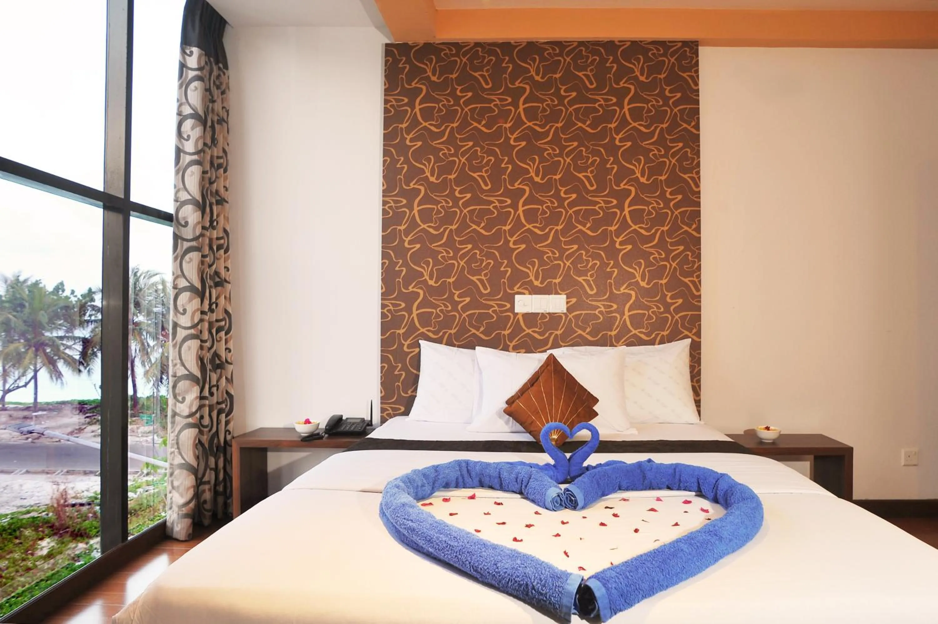 Bed in Turquoise Residence by UI