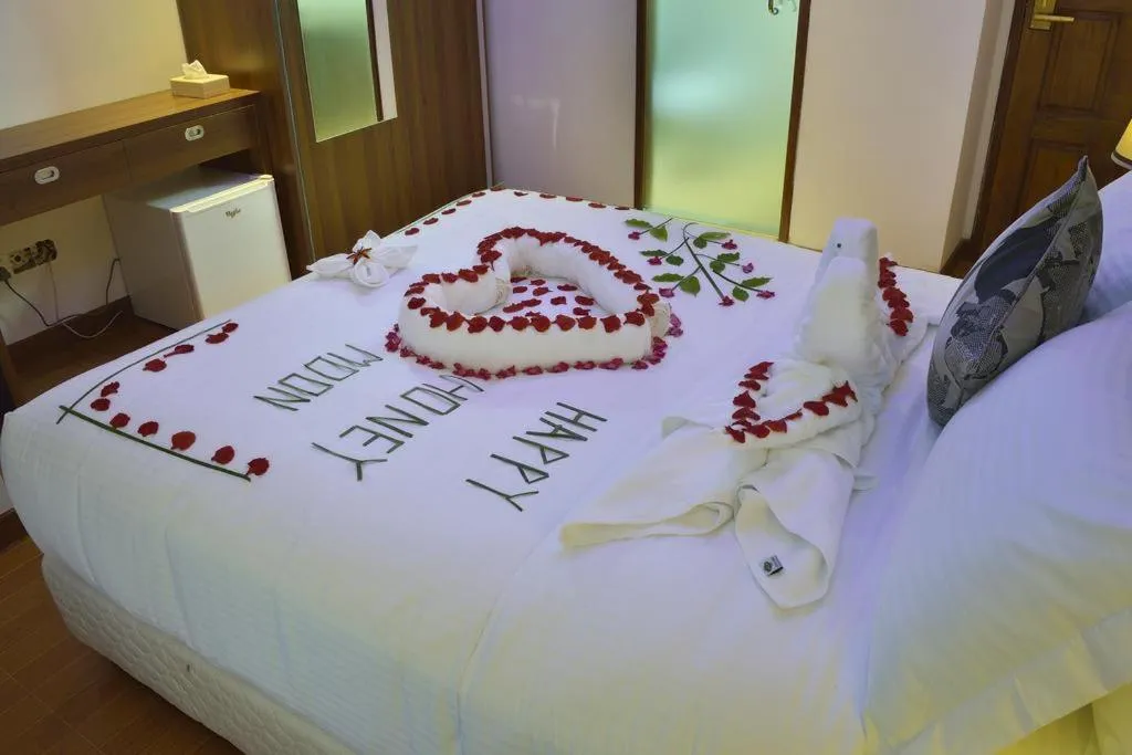 Bed in Turquoise Residence by UI