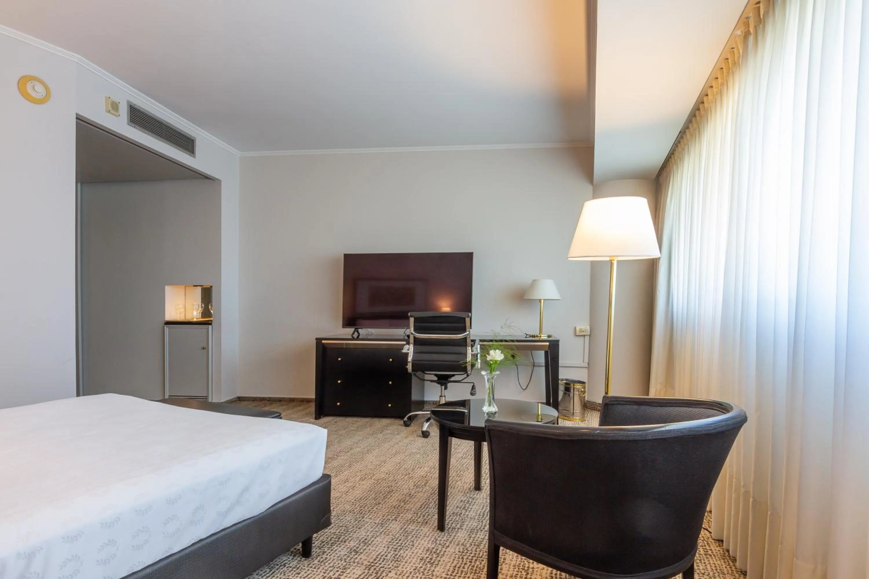 Photo of the whole room, Bed in Quinto Centenario Hotel