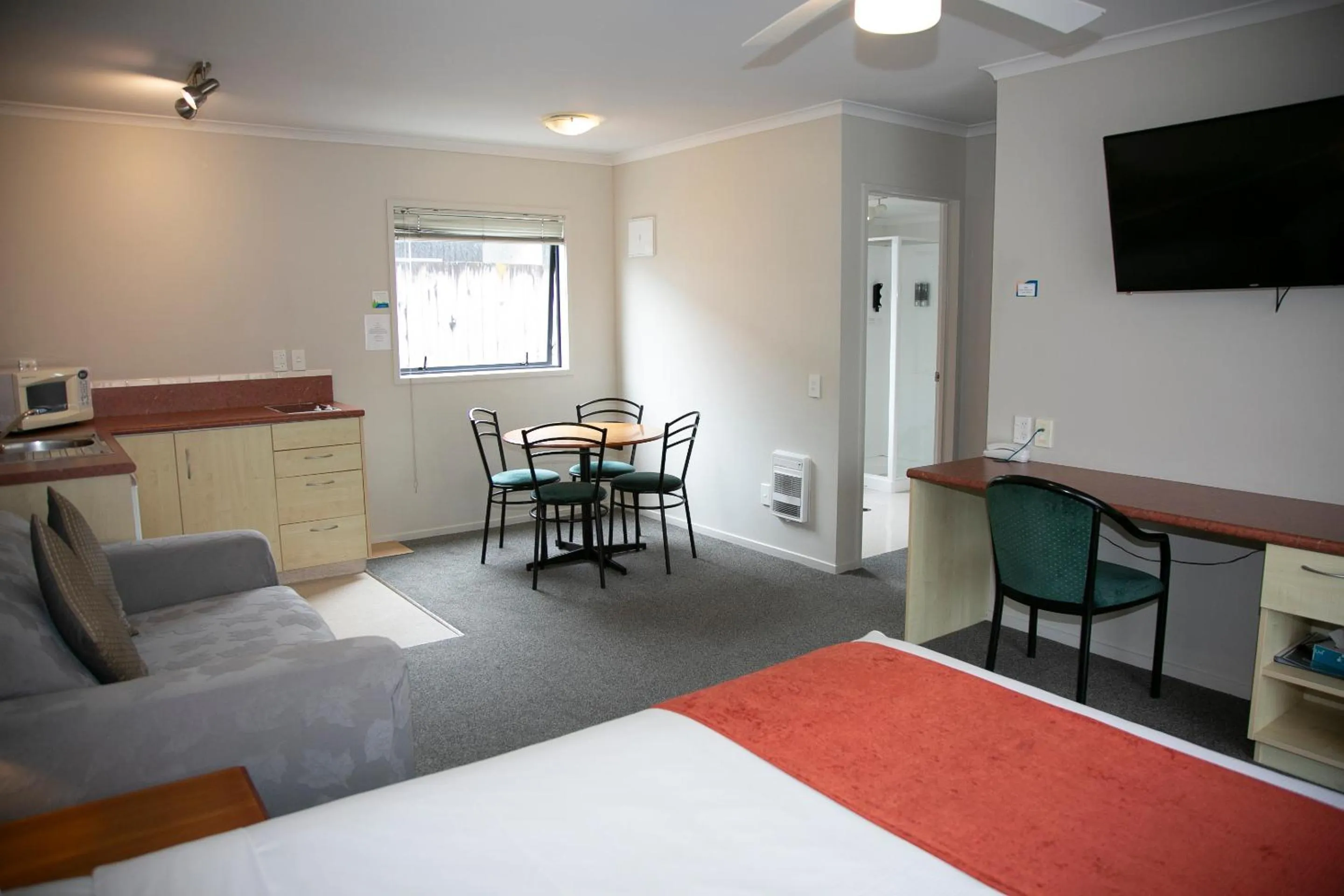 Dining area, Bed in Bella Vista Motel Hamilton