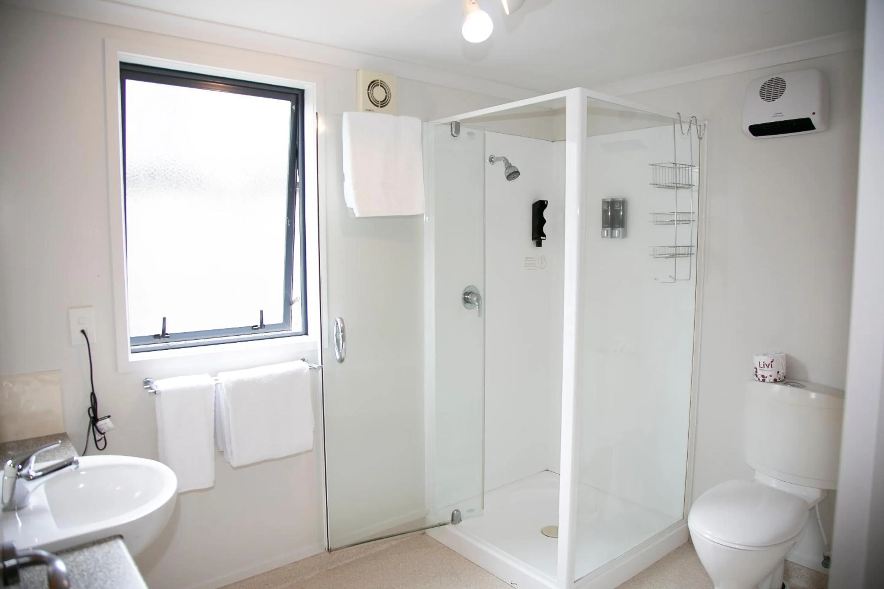 Shower in Bella Vista Motel Hamilton