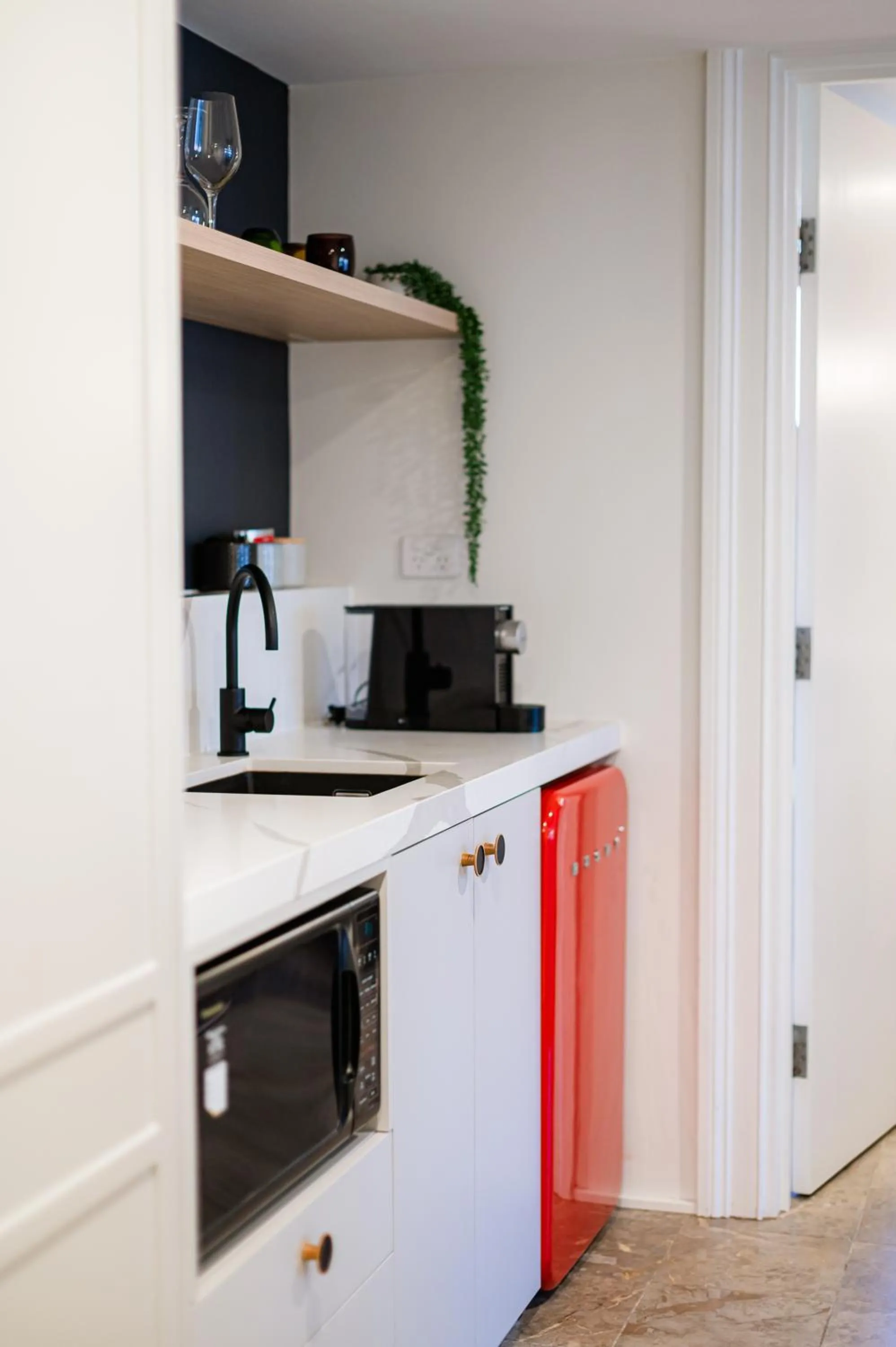 Kitchen or kitchenette in Coogee Bay Boutique Hotel