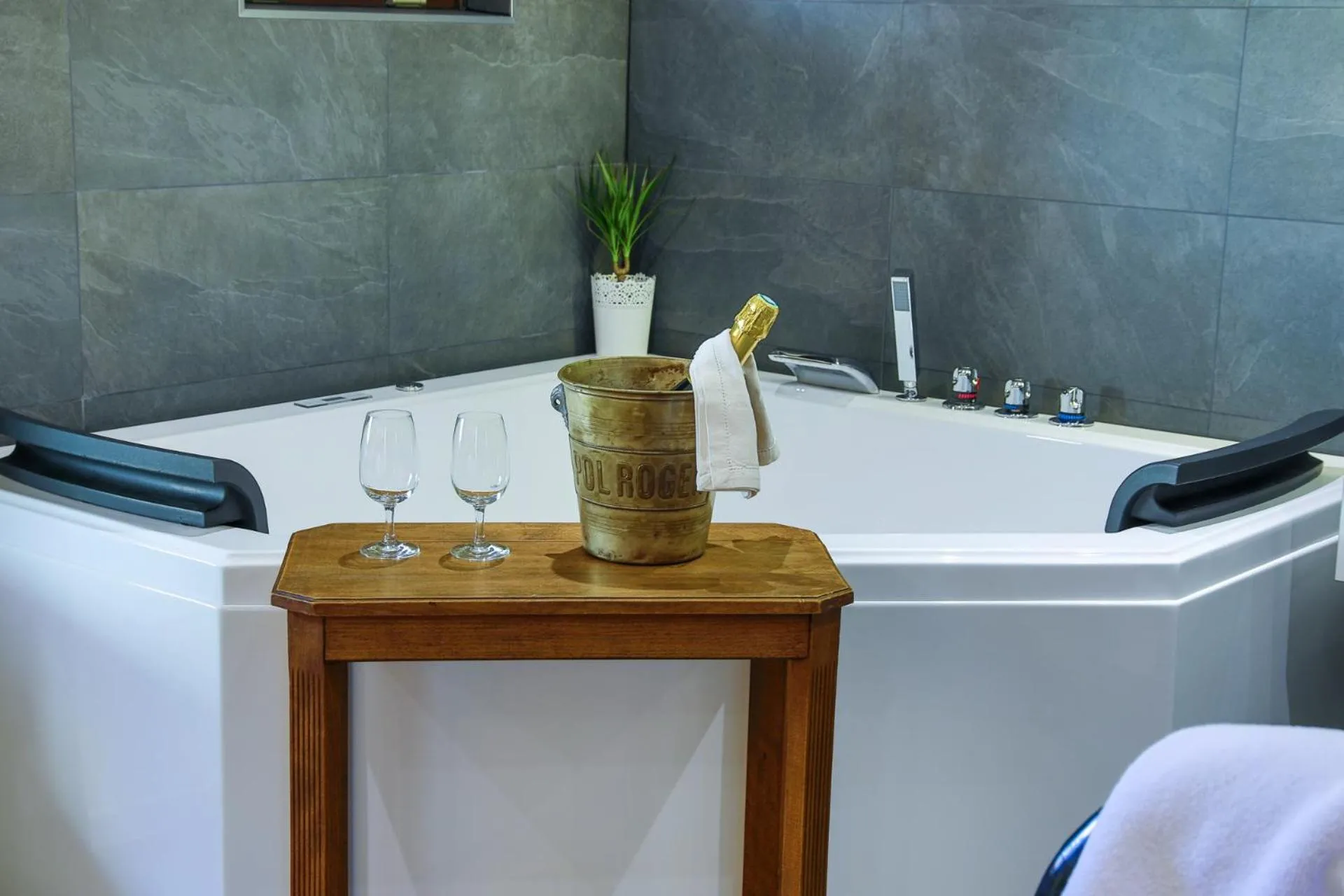 Hot Tub in Suites Residences Spa