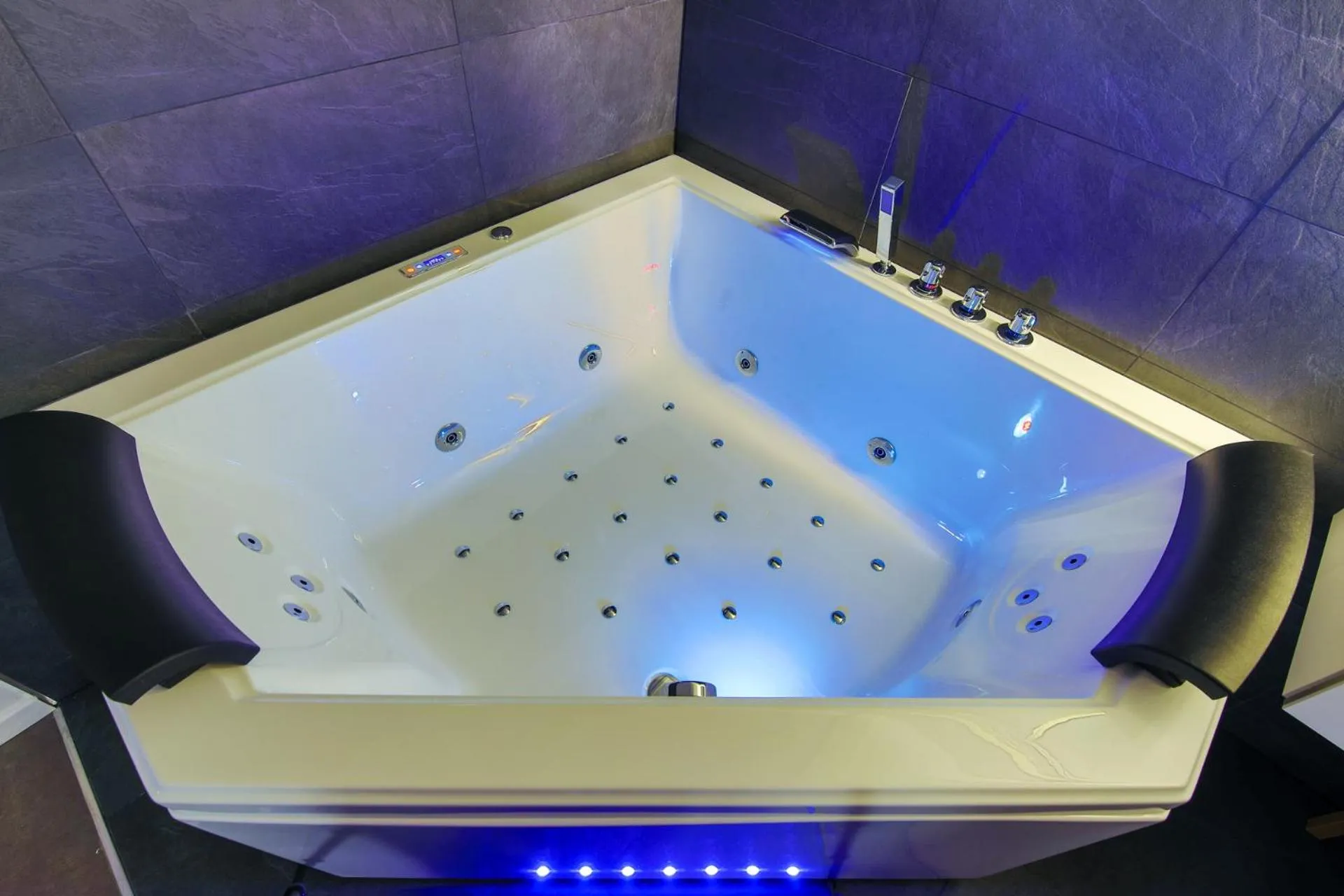 Hot Tub in Suites Residences Spa