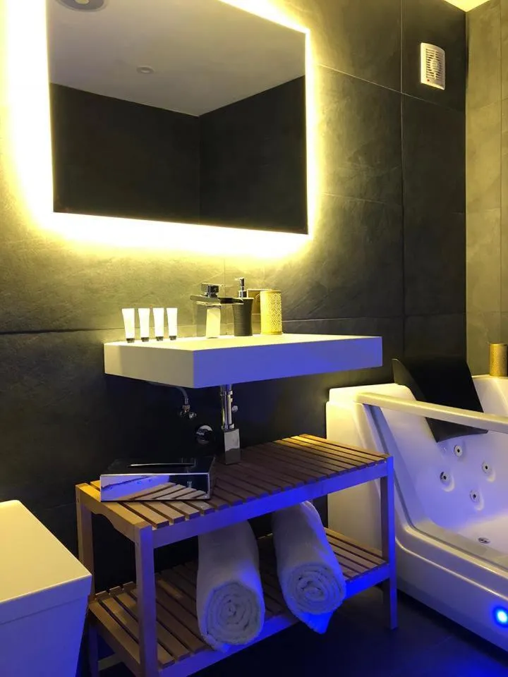 Bathroom, Bed in Suites Residences Spa