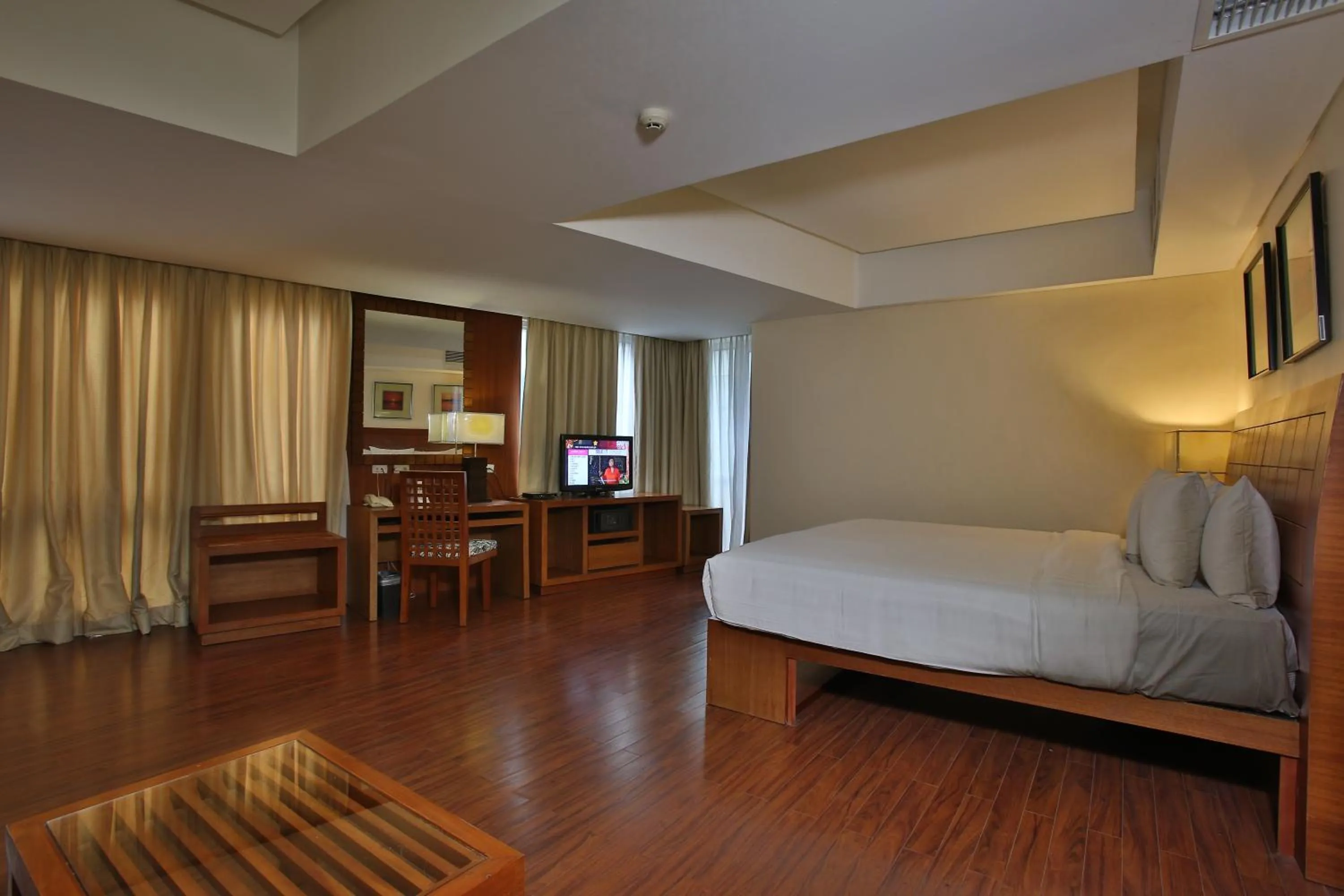 Photo of the whole room, Bed in Crown Regency Hotel & Towers