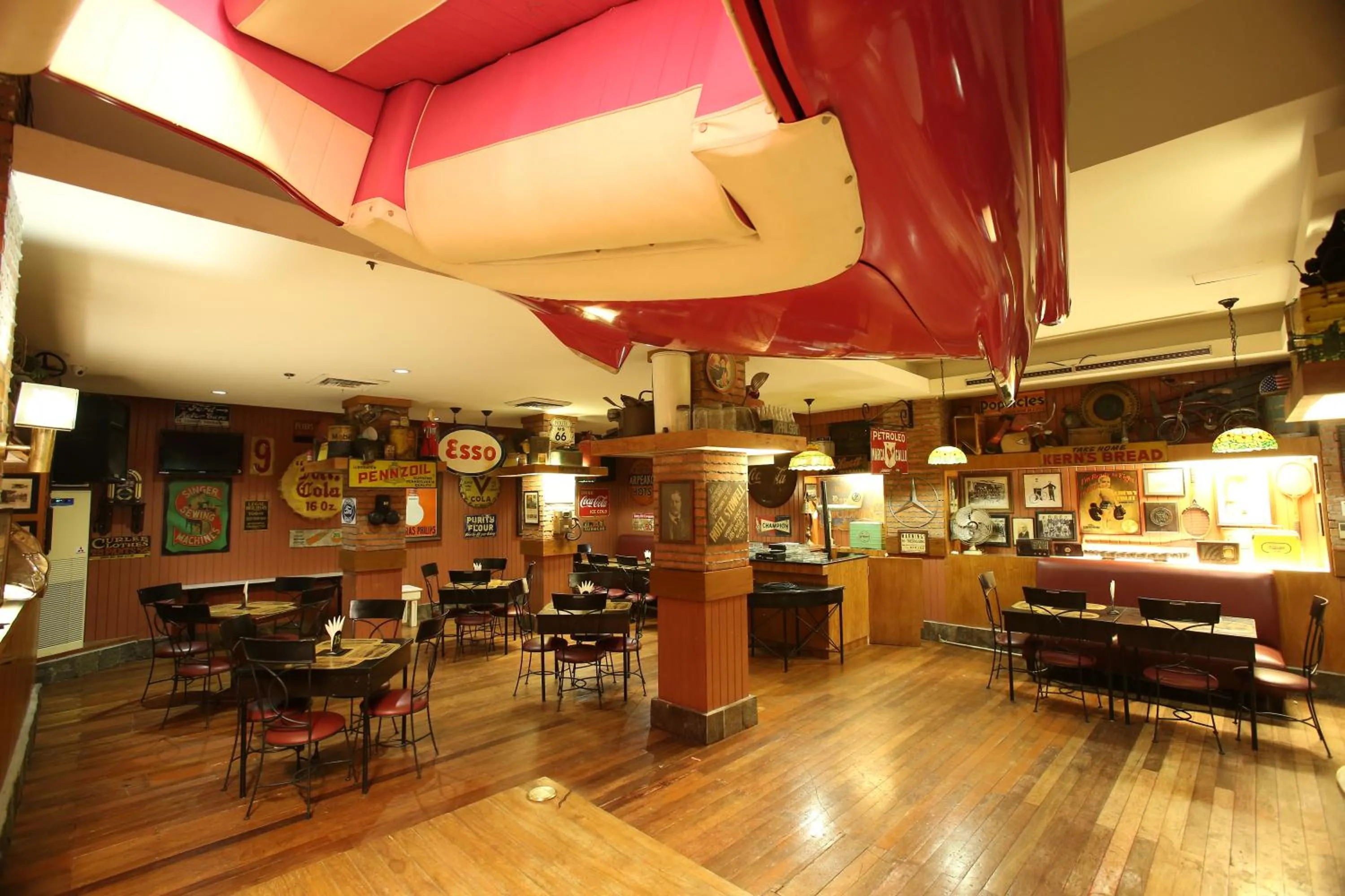 Lounge or bar in Crown Regency Hotel & Towers