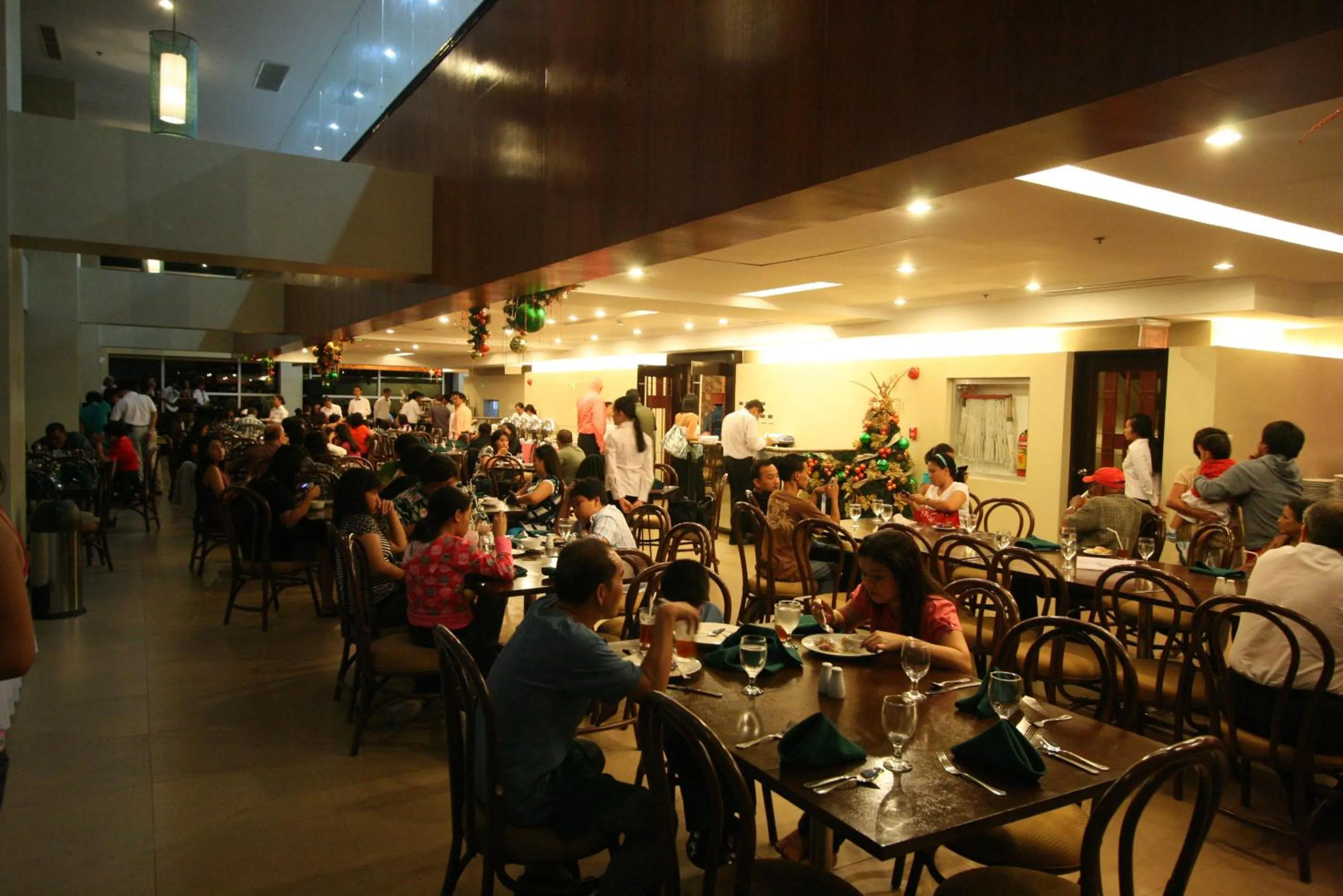 Restaurant/places to eat in Crown Regency Hotel & Towers