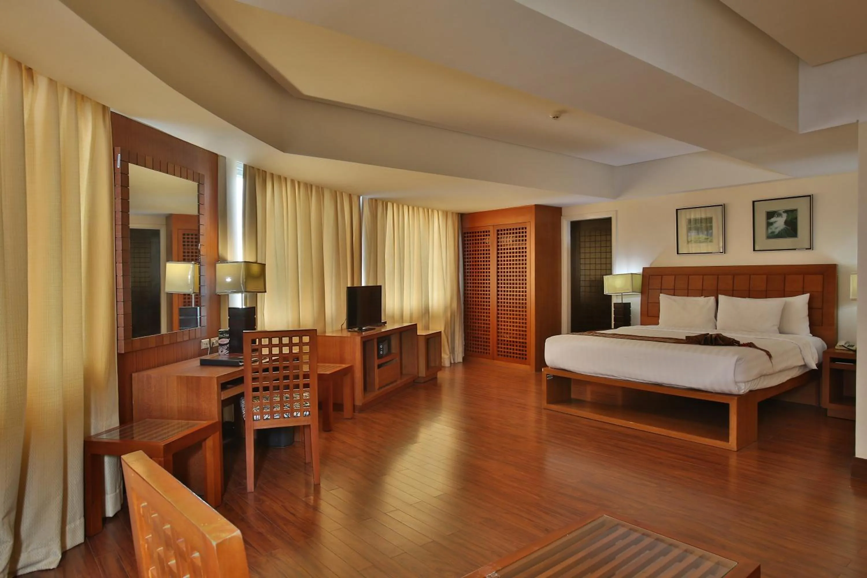 Photo of the whole room, Bed in Crown Regency Hotel & Towers