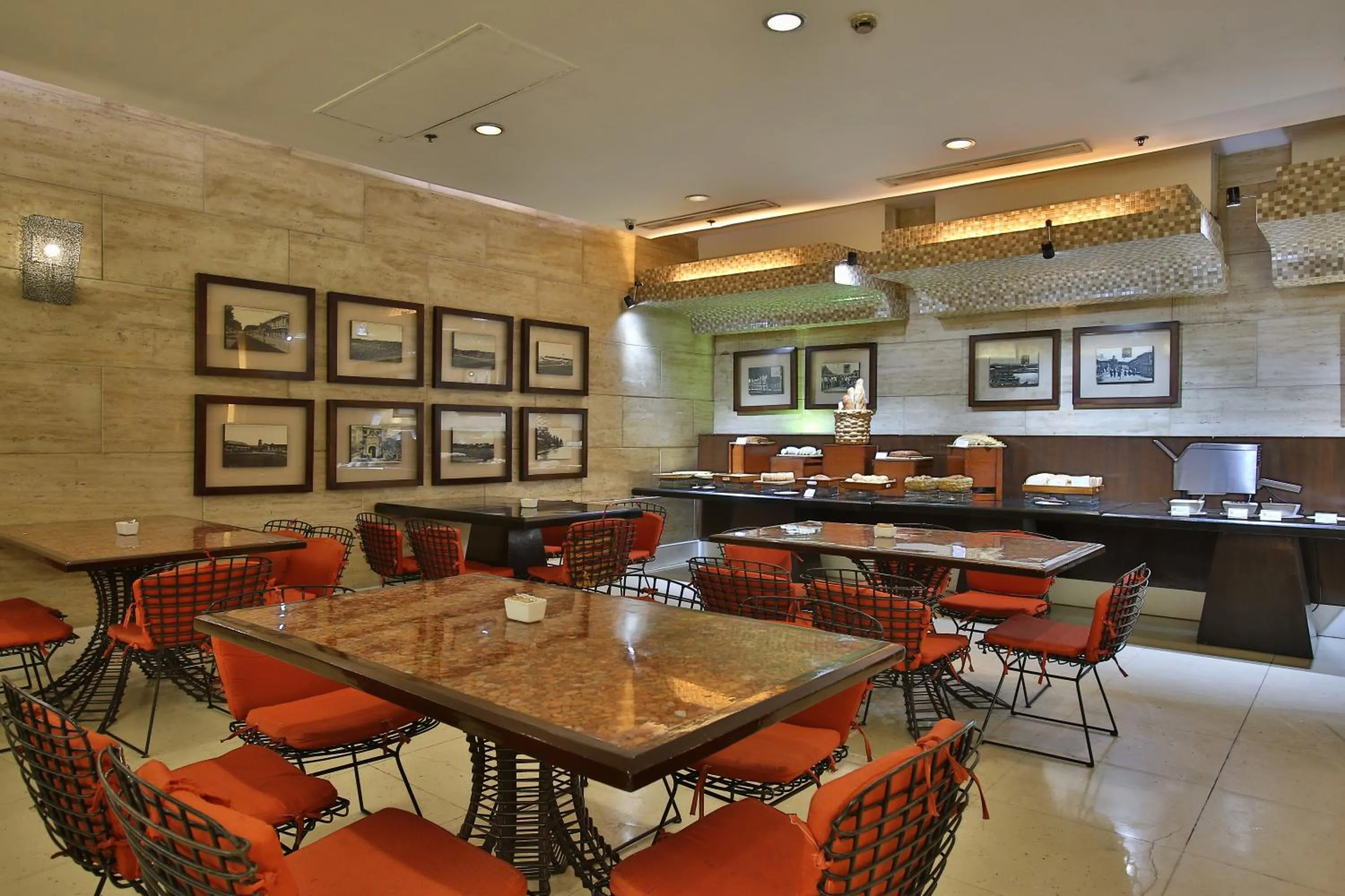 Restaurant/places to eat in Crown Regency Hotel & Towers