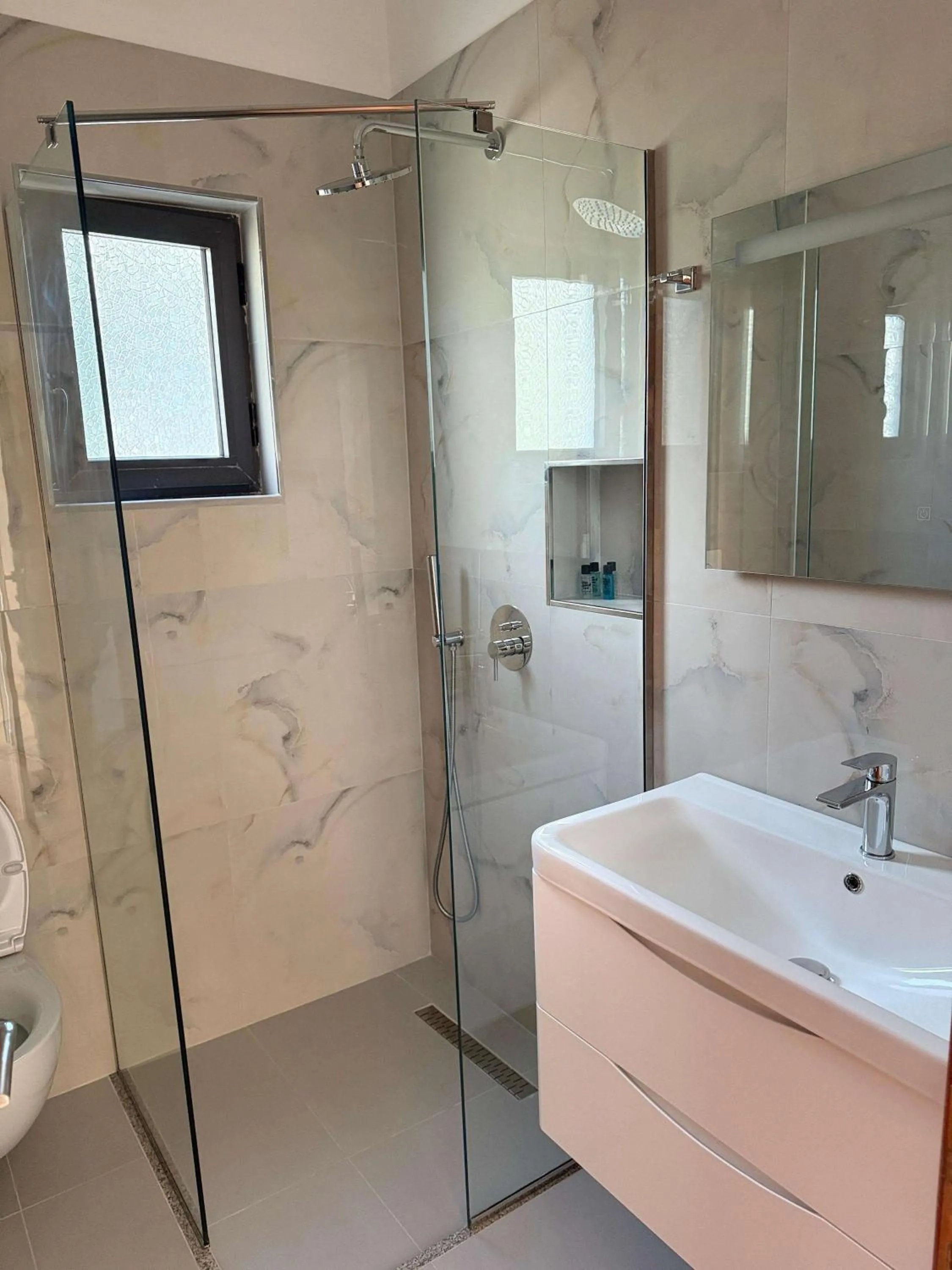 Shower in Vila Bilali