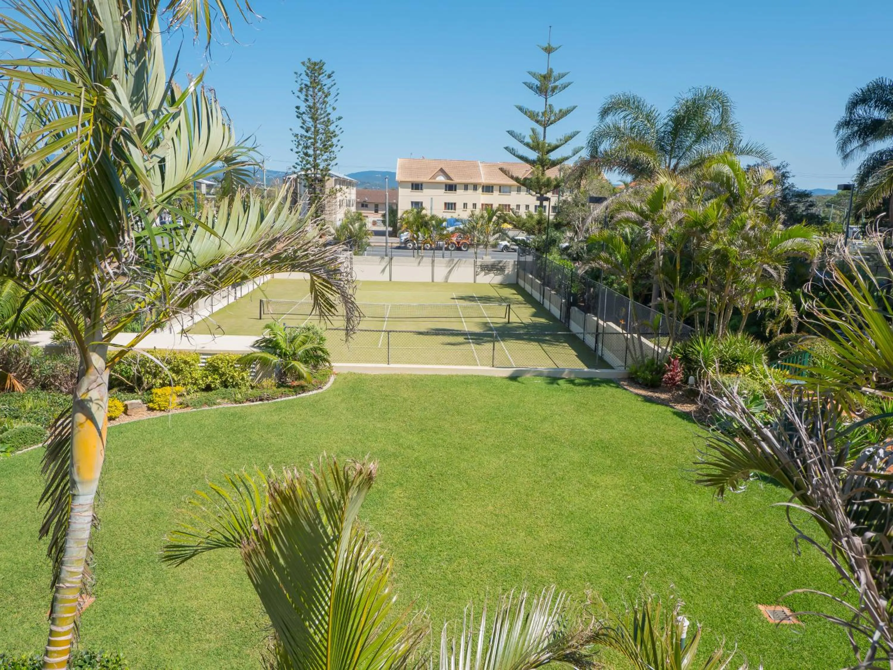 Tennis court in Burleigh Surf Apartments