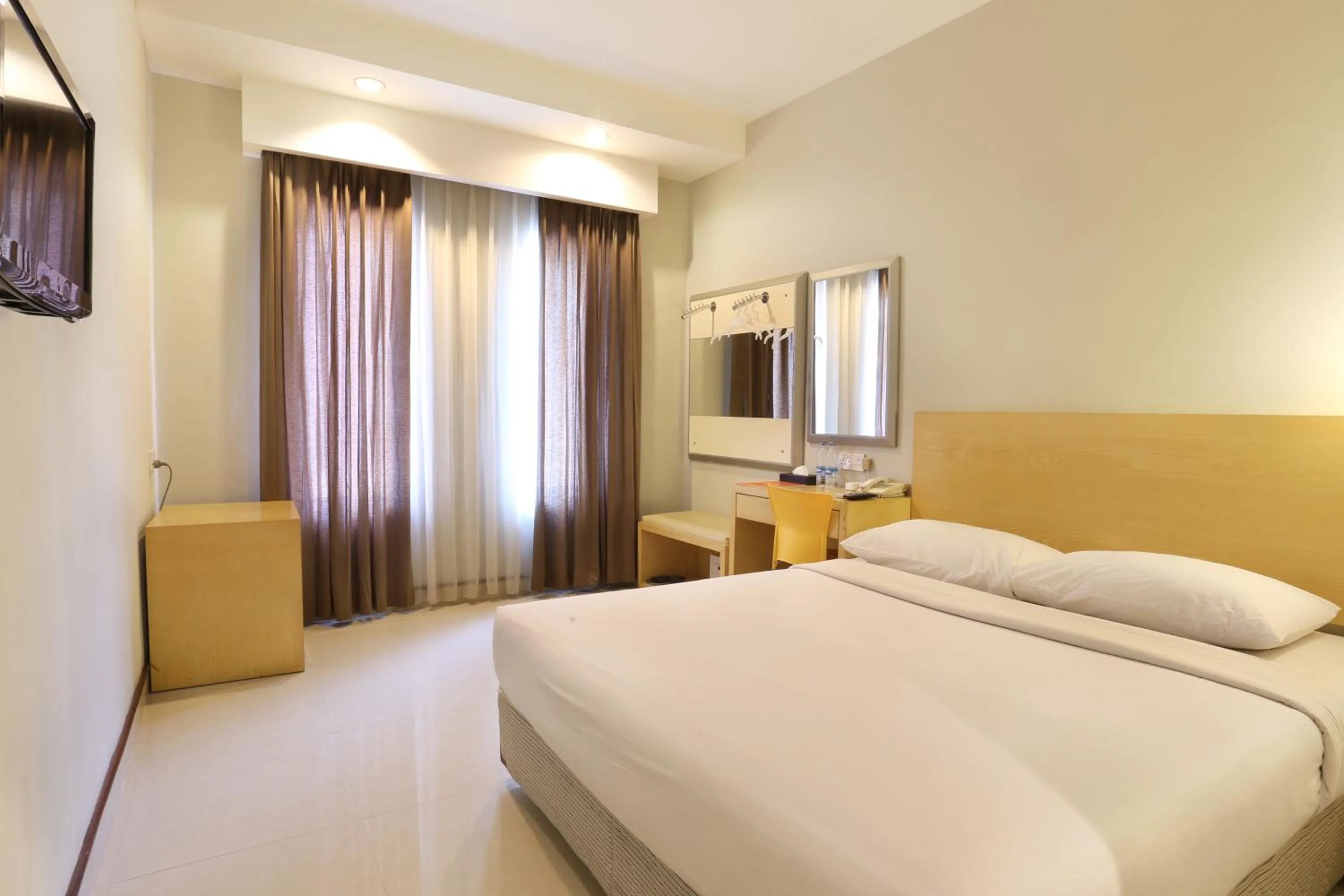 Photo of the whole room, Bed in Triniti Hotel Batam