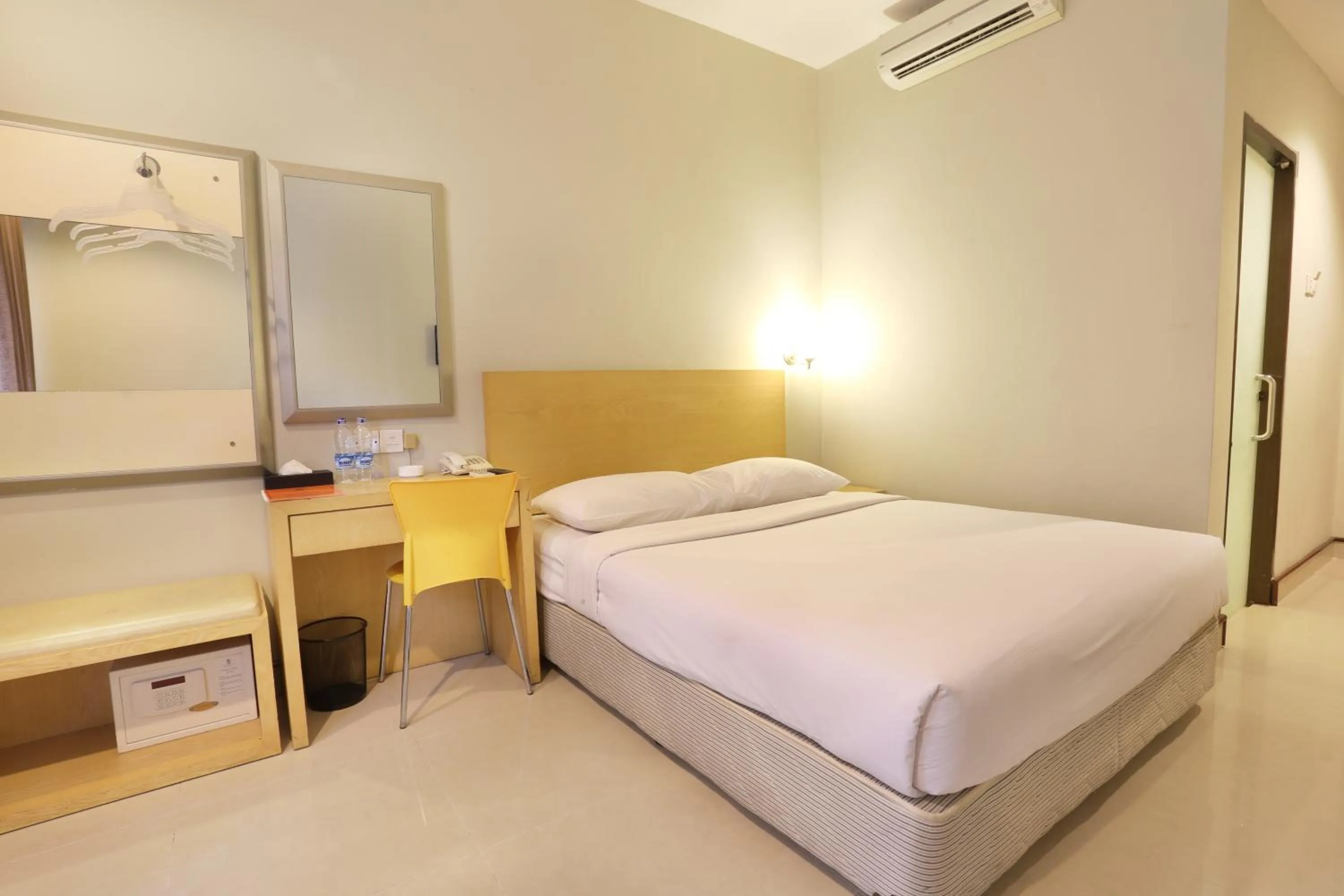 Photo of the whole room, Bed in Triniti Hotel Batam