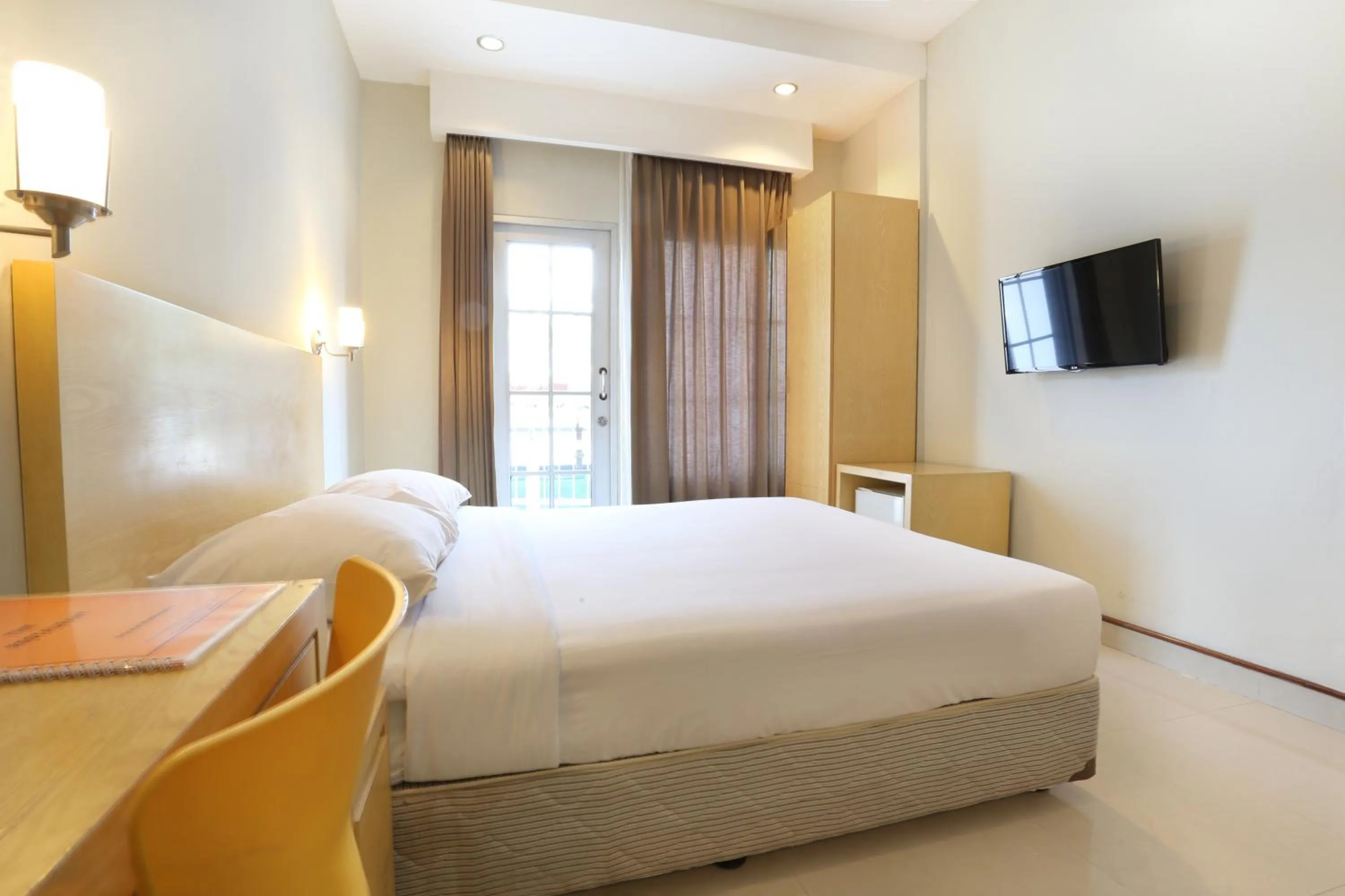 Bedroom, Bed in Triniti Hotel Batam