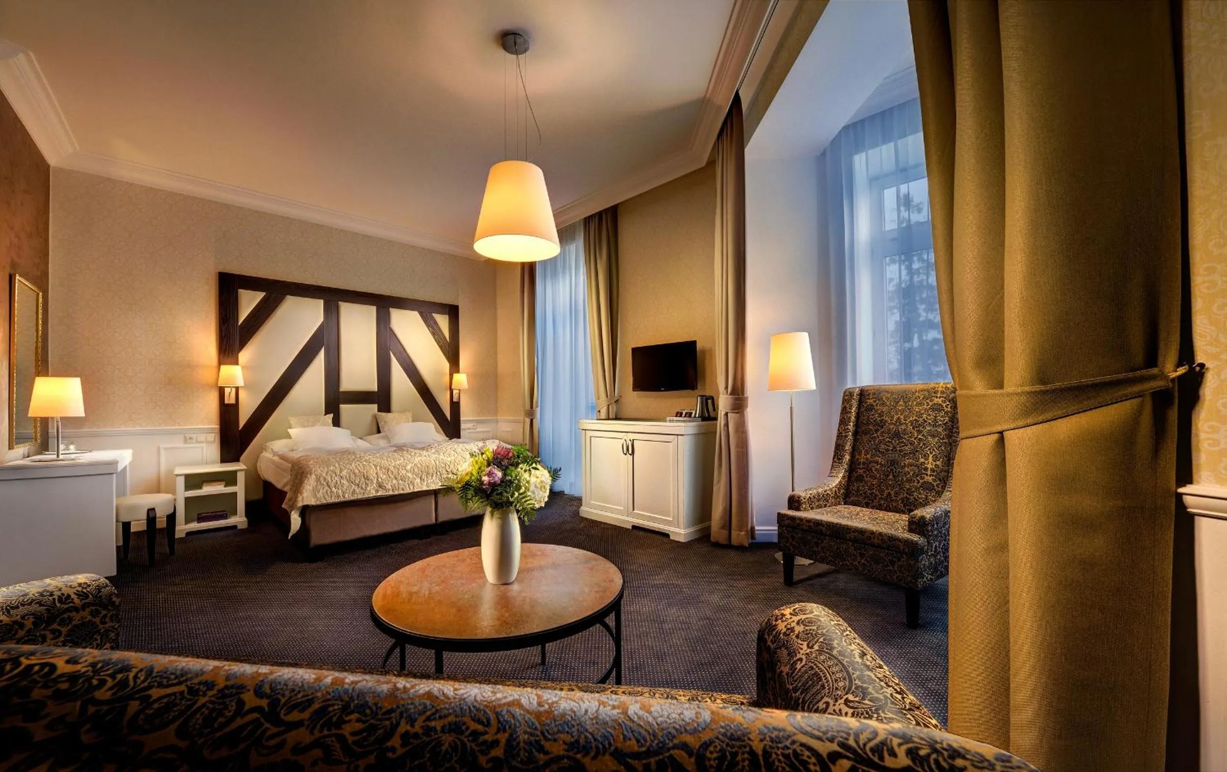 Living room, Bed in Grand hotel Starý Smokovec