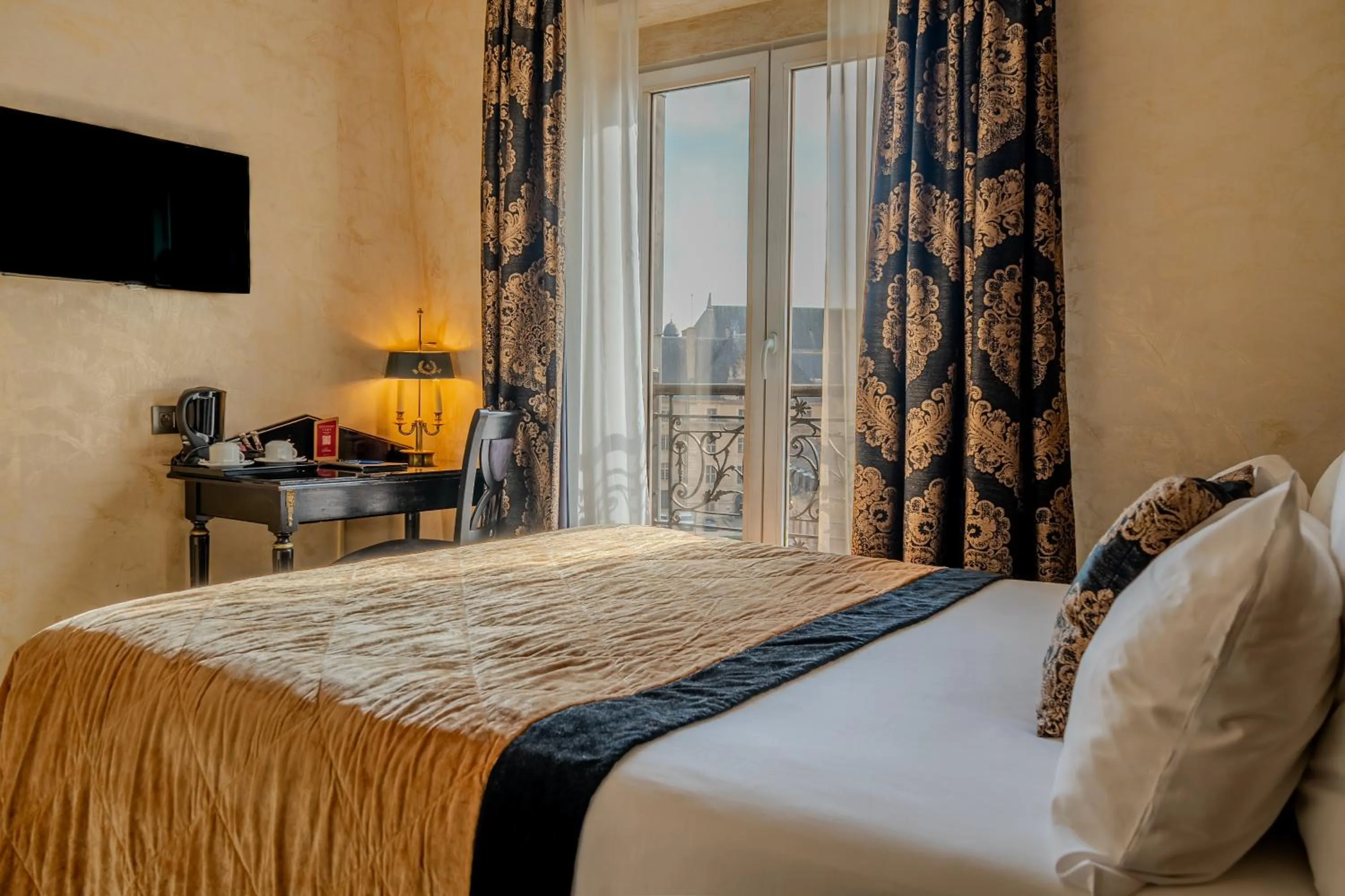 Bed in Hotel de L'Empereur by Malone