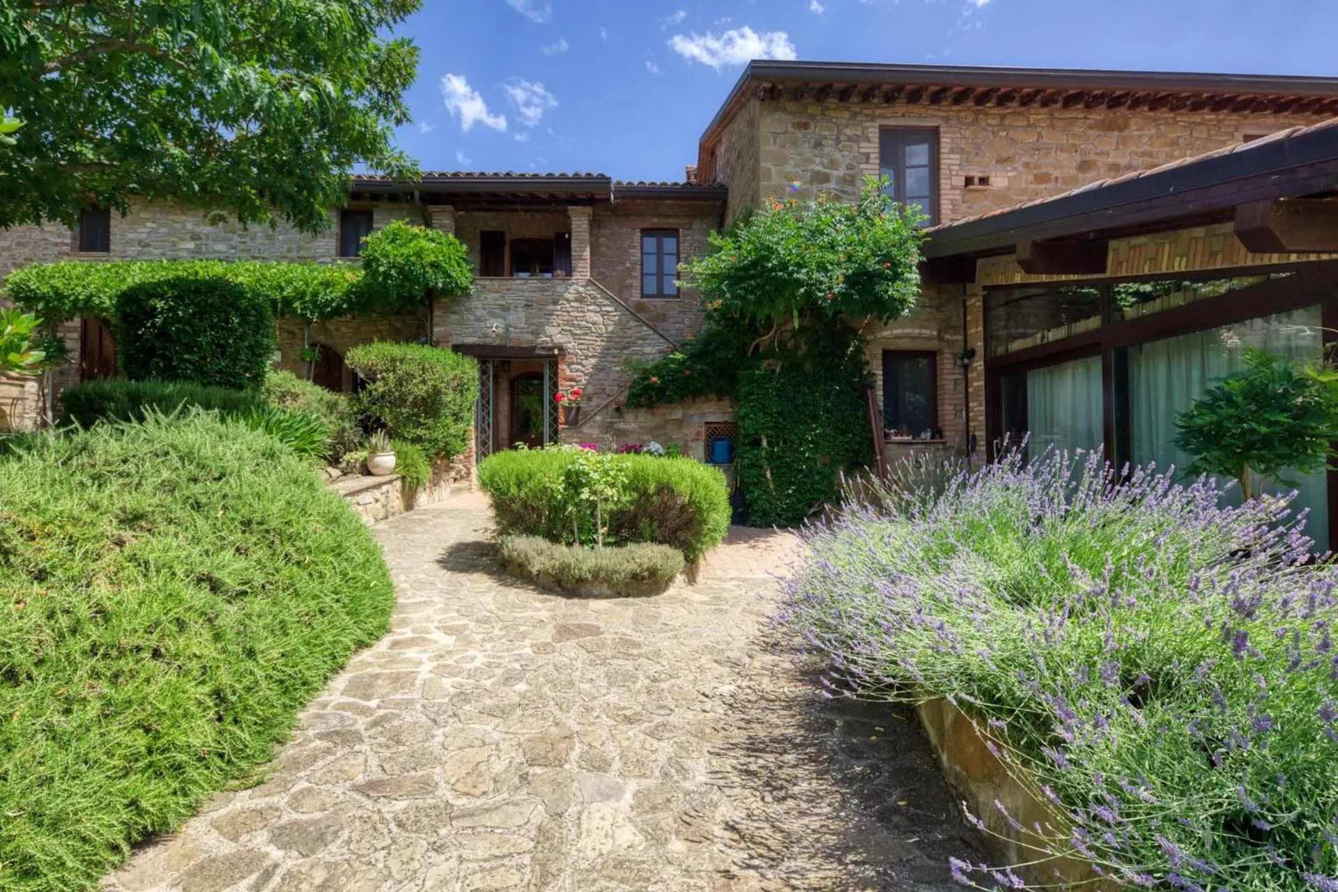 Property building in Le Terre Di Isa