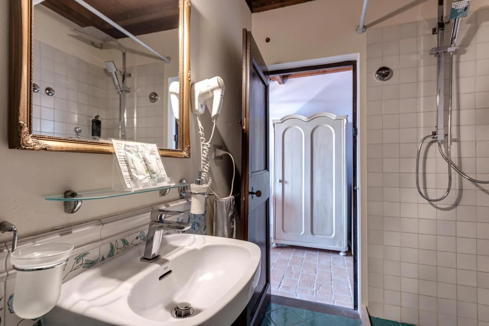Shower in Le Terre Di Isa