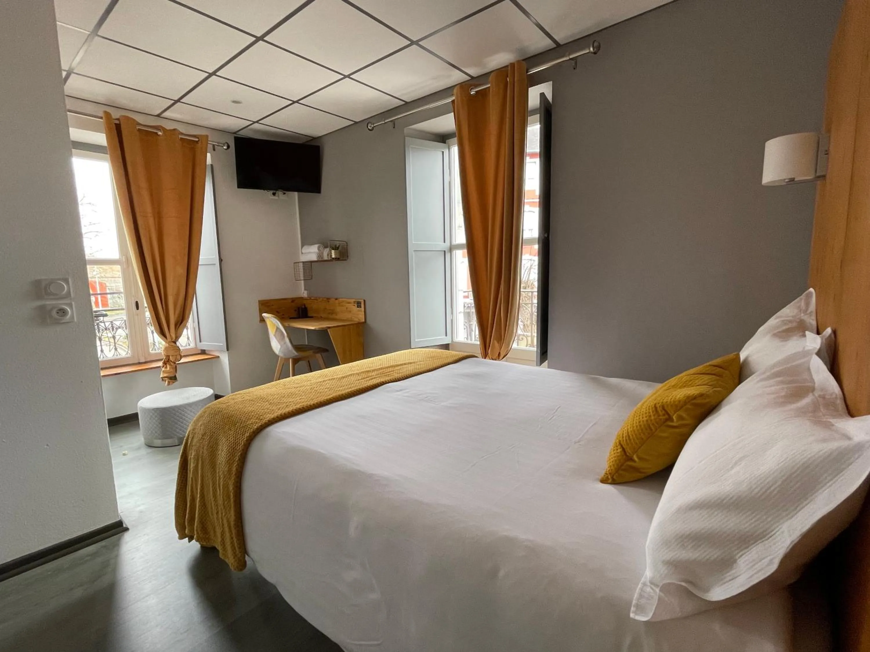 Bed in Le Central Hôtel-Bar