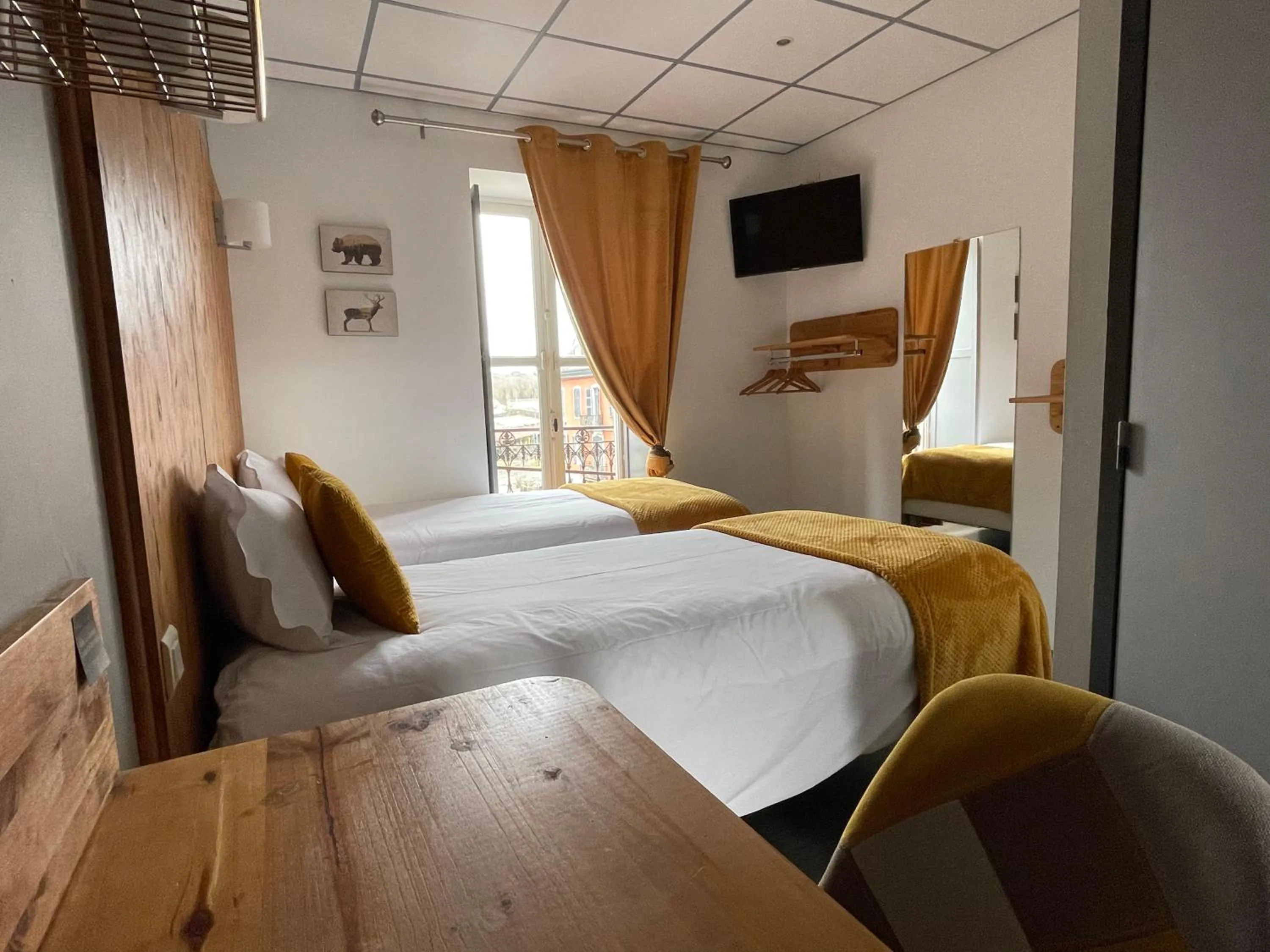 Photo of the whole room, Bed in Le Central Hôtel-Bar