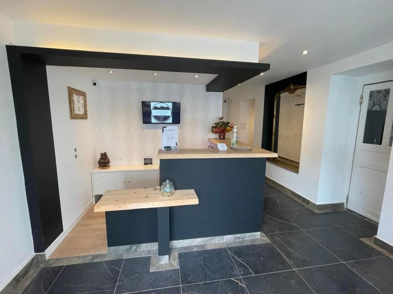 Facade/entrance in Le Central Hôtel-Bar