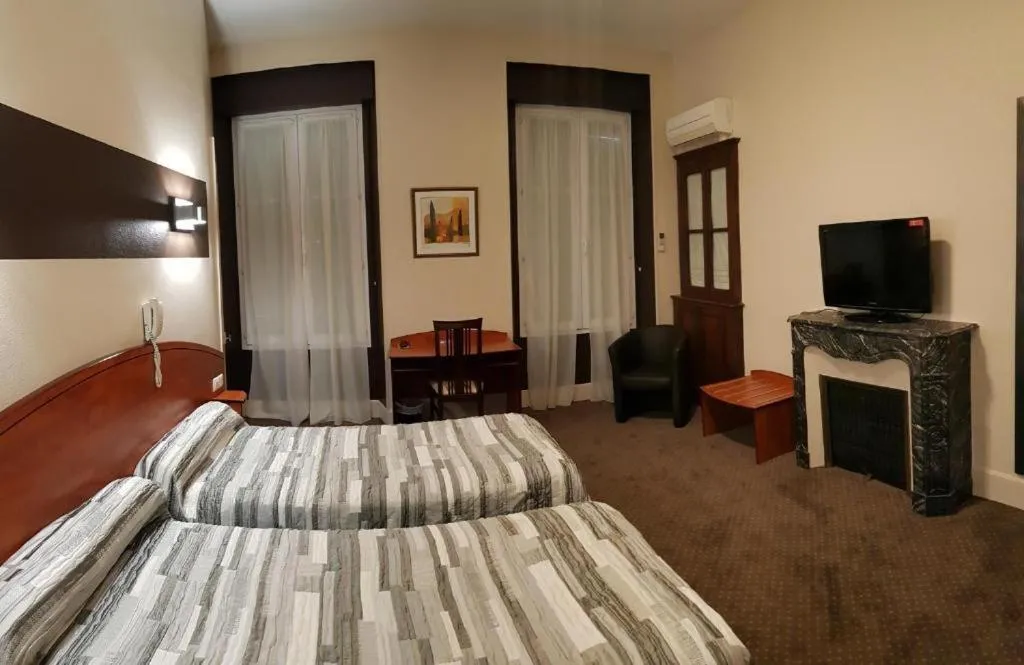 Bed in Le Central Hôtel-Bar