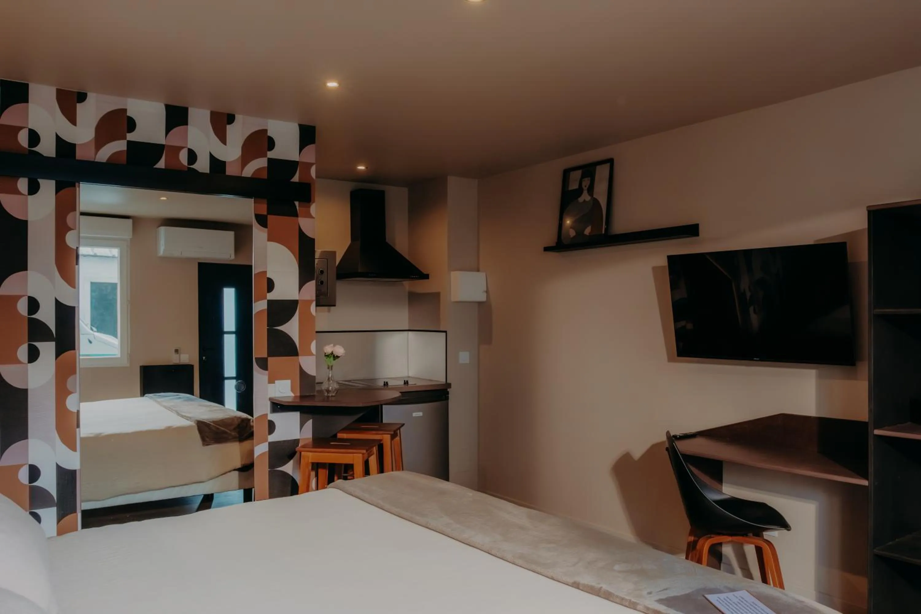 Communal lounge/ TV room in Le Central Hôtel-Bar